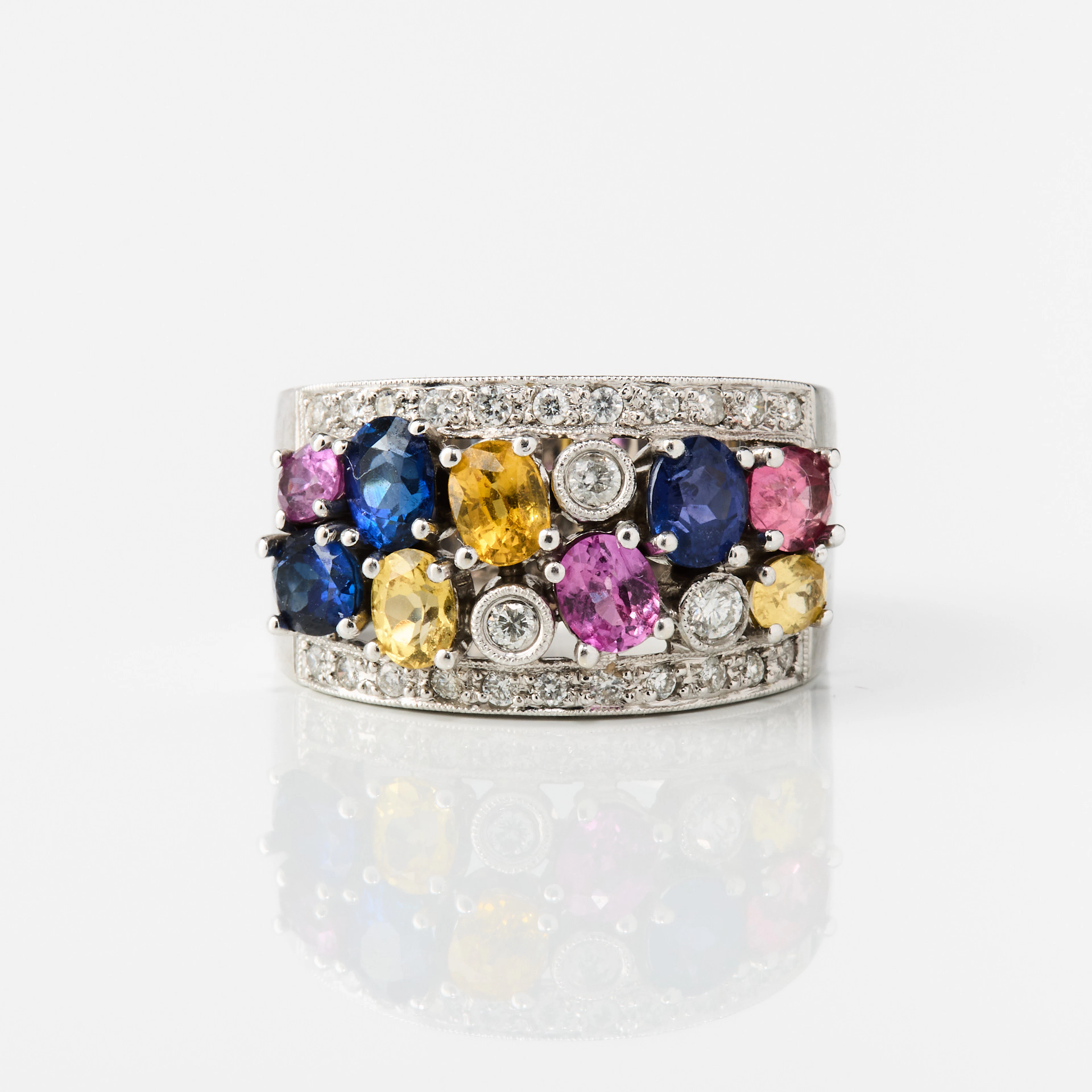 RING, 18K vitguld med multi-färgade safirer och diamanter.