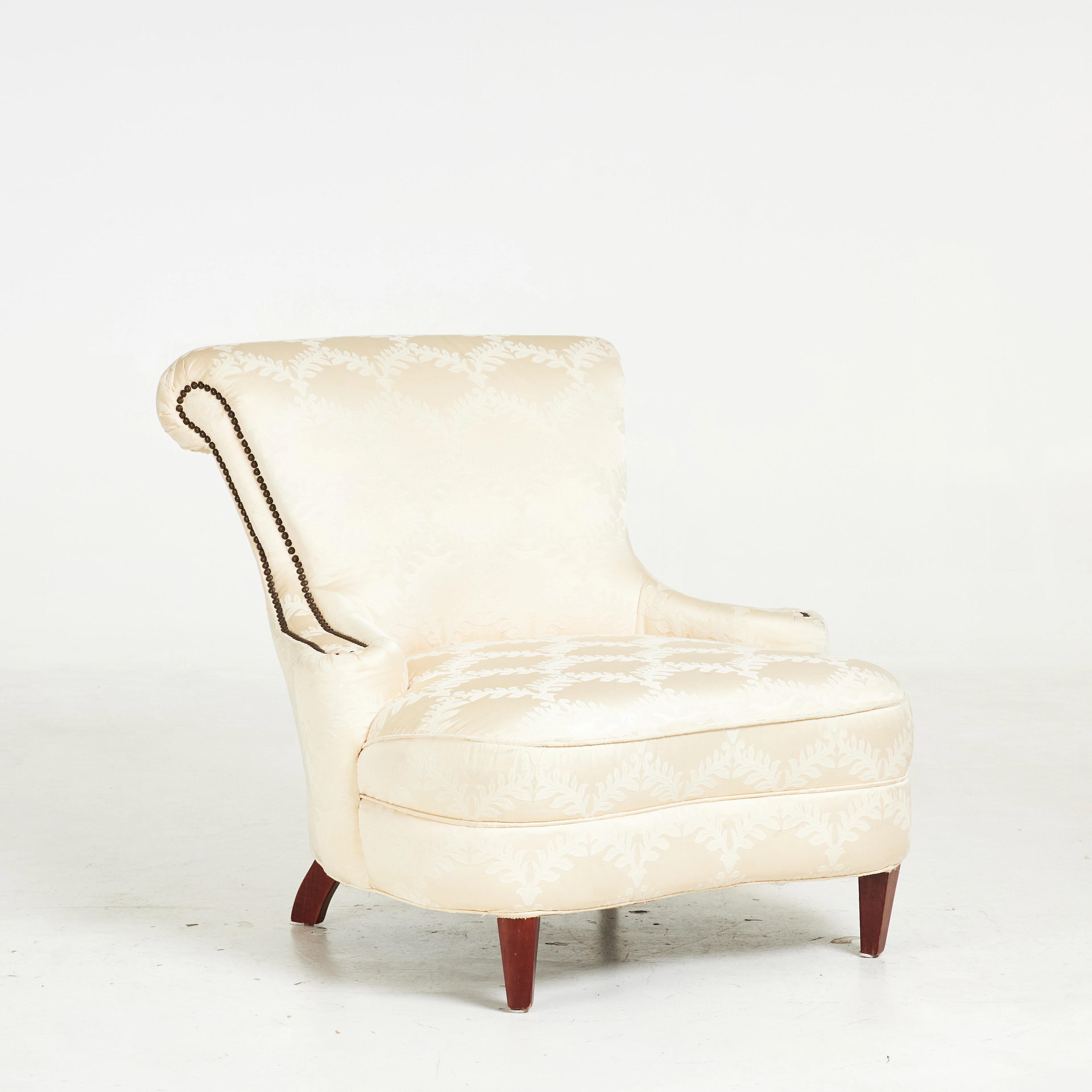 FÅTÖLJ, klädd i nithäftad textil, 1900-tal.