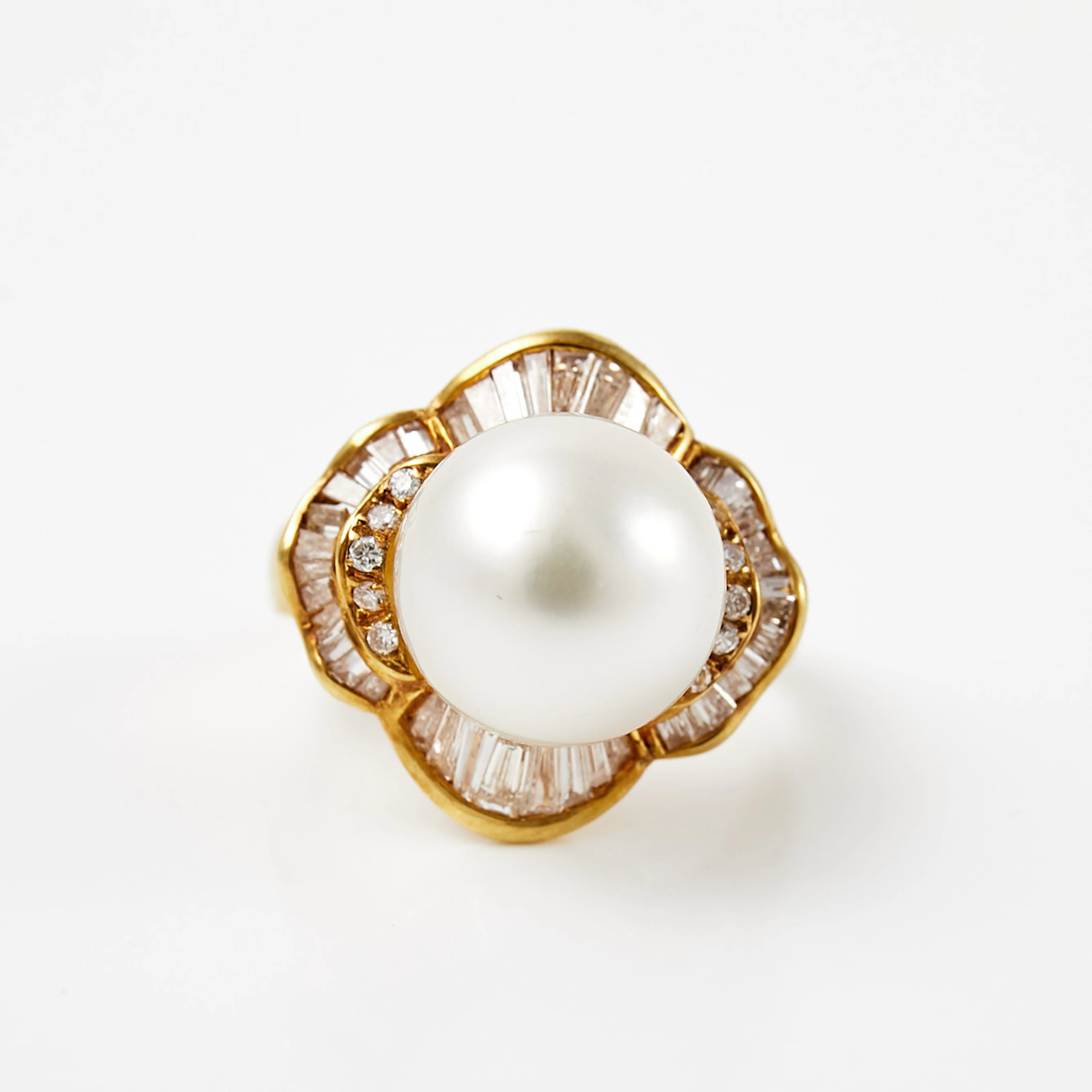 RING, 18k guld, odlad söderhavspärla, ca 11,4 mm, dekorerad med baguette-