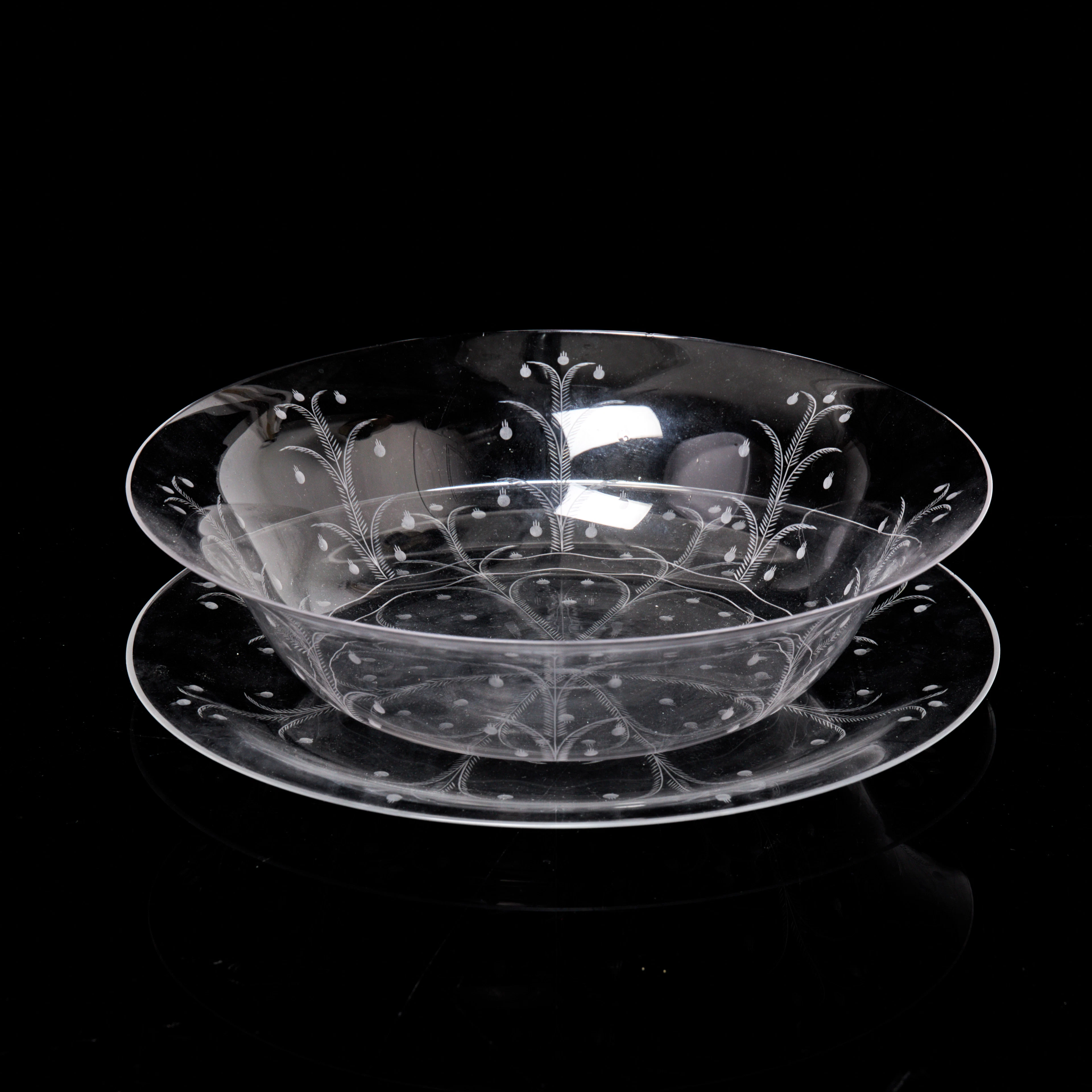 EDWARD HALD. Skålfat på fat, 2 dlr, glas, slipad dekor, undertill