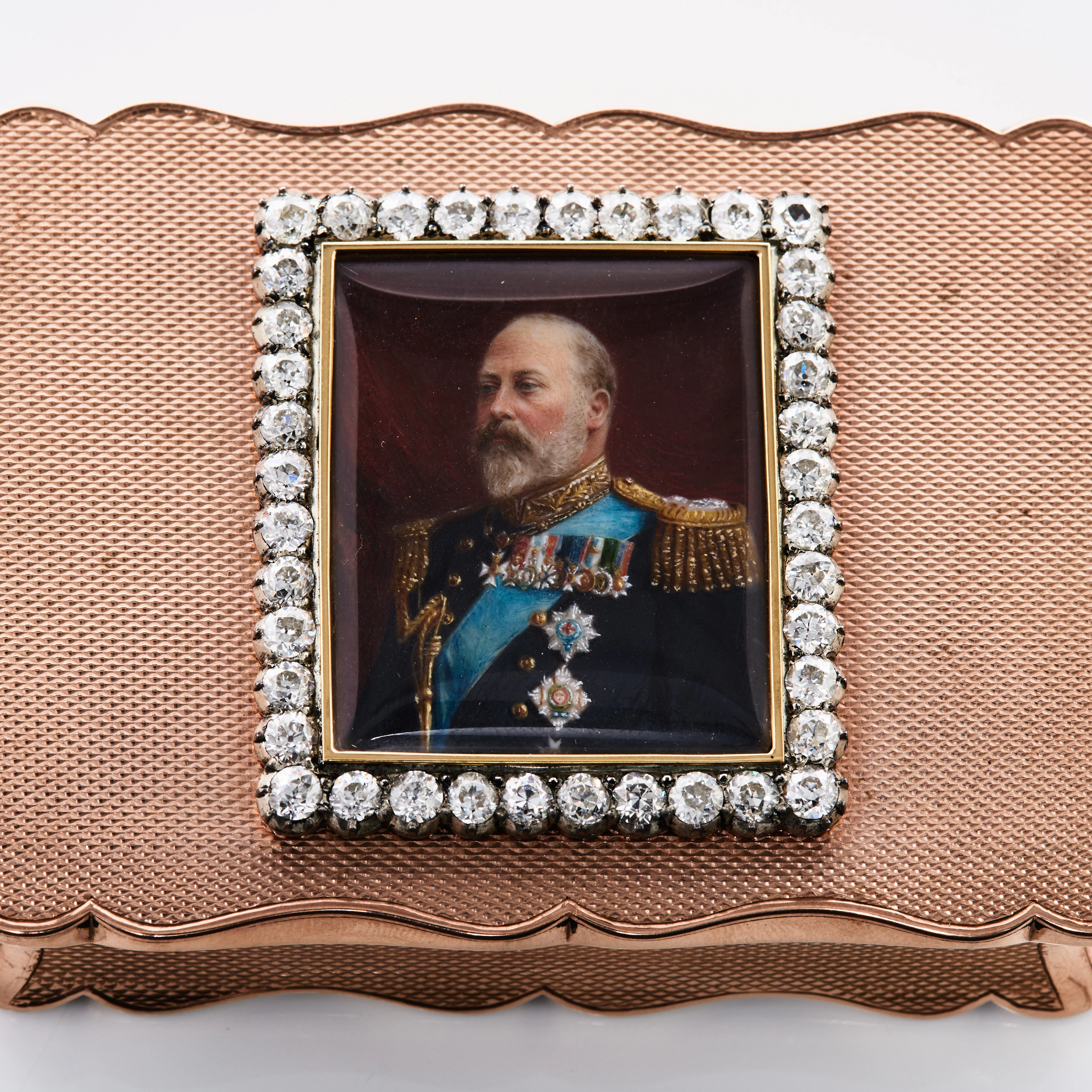 PRESENTATIONSDOSA MED MINIATYRPORTRÄTT FÖRESTÄLLANDE EDWARD VII.