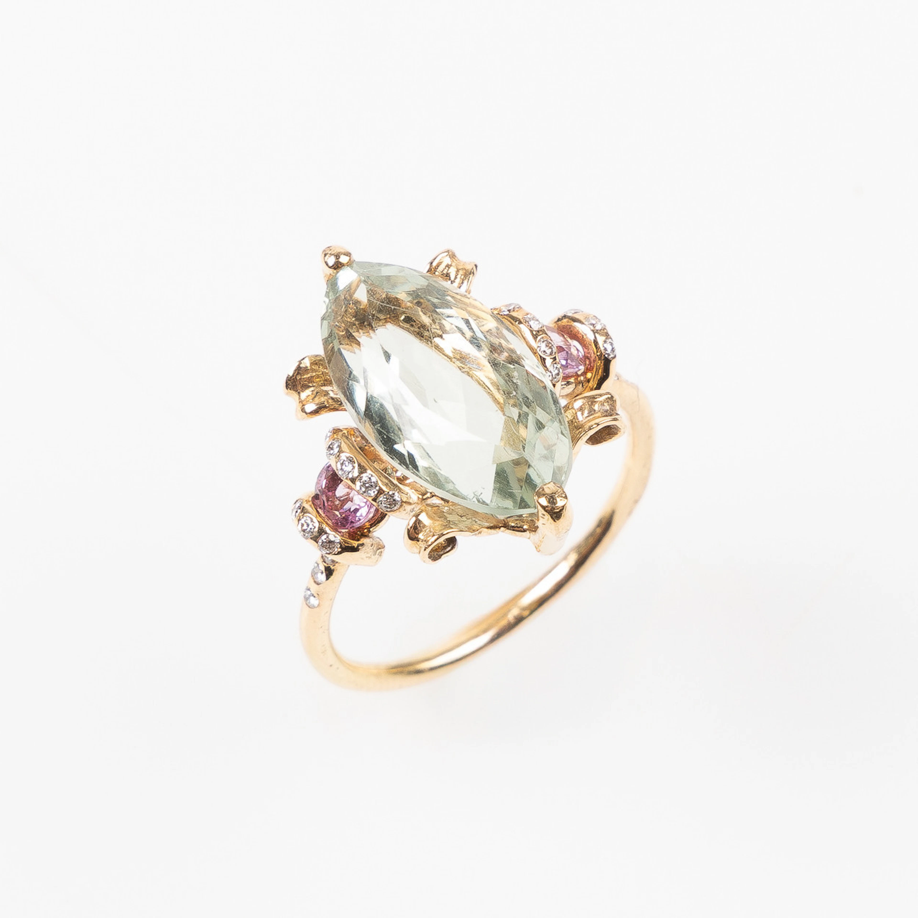 MANDELSTAM, ring, 18K guld med navetteslipad grön kvarts , rosa turmaliner