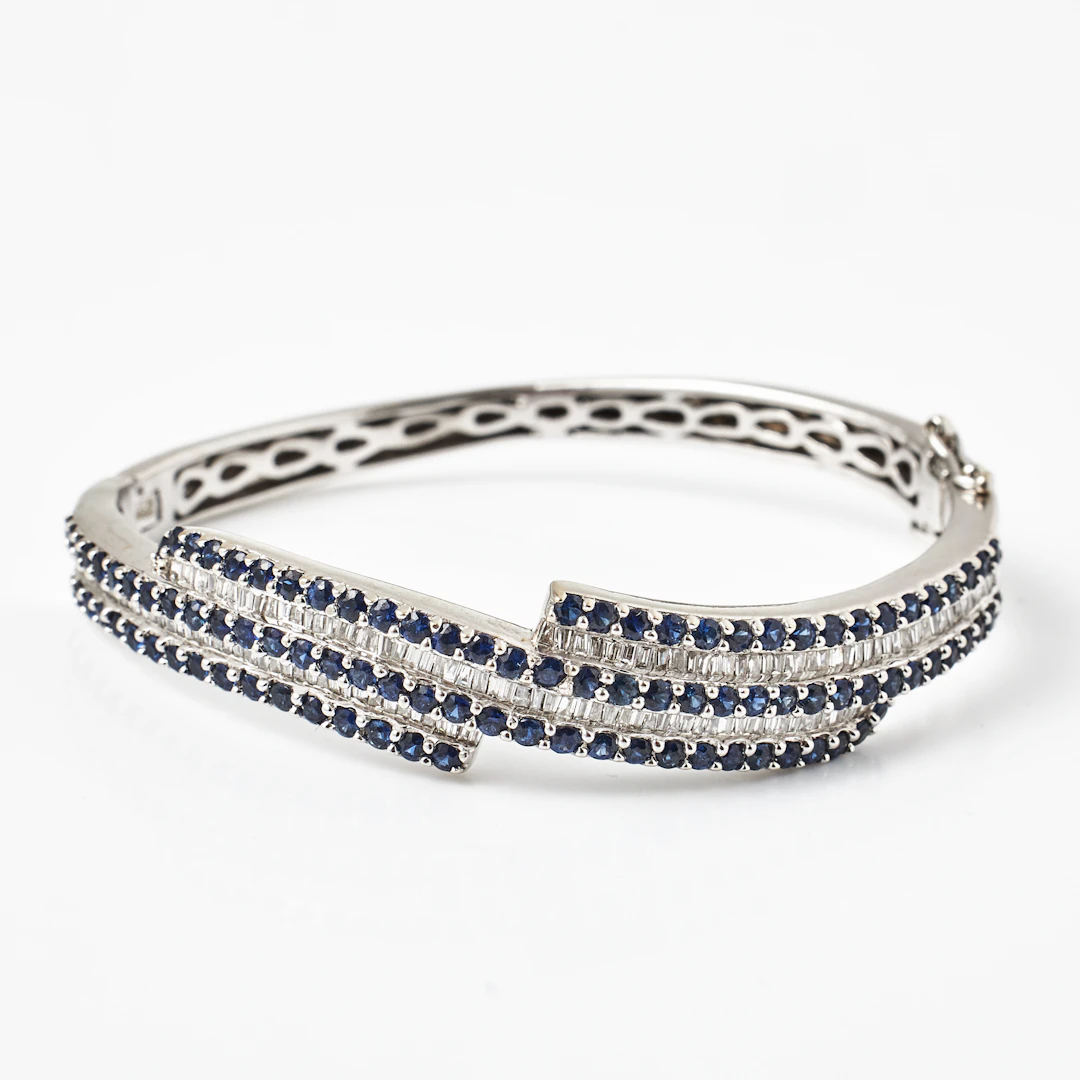 ARMRING, 18 k vitguld, dekor med 50 fasettslipade safirer samt flertalet
