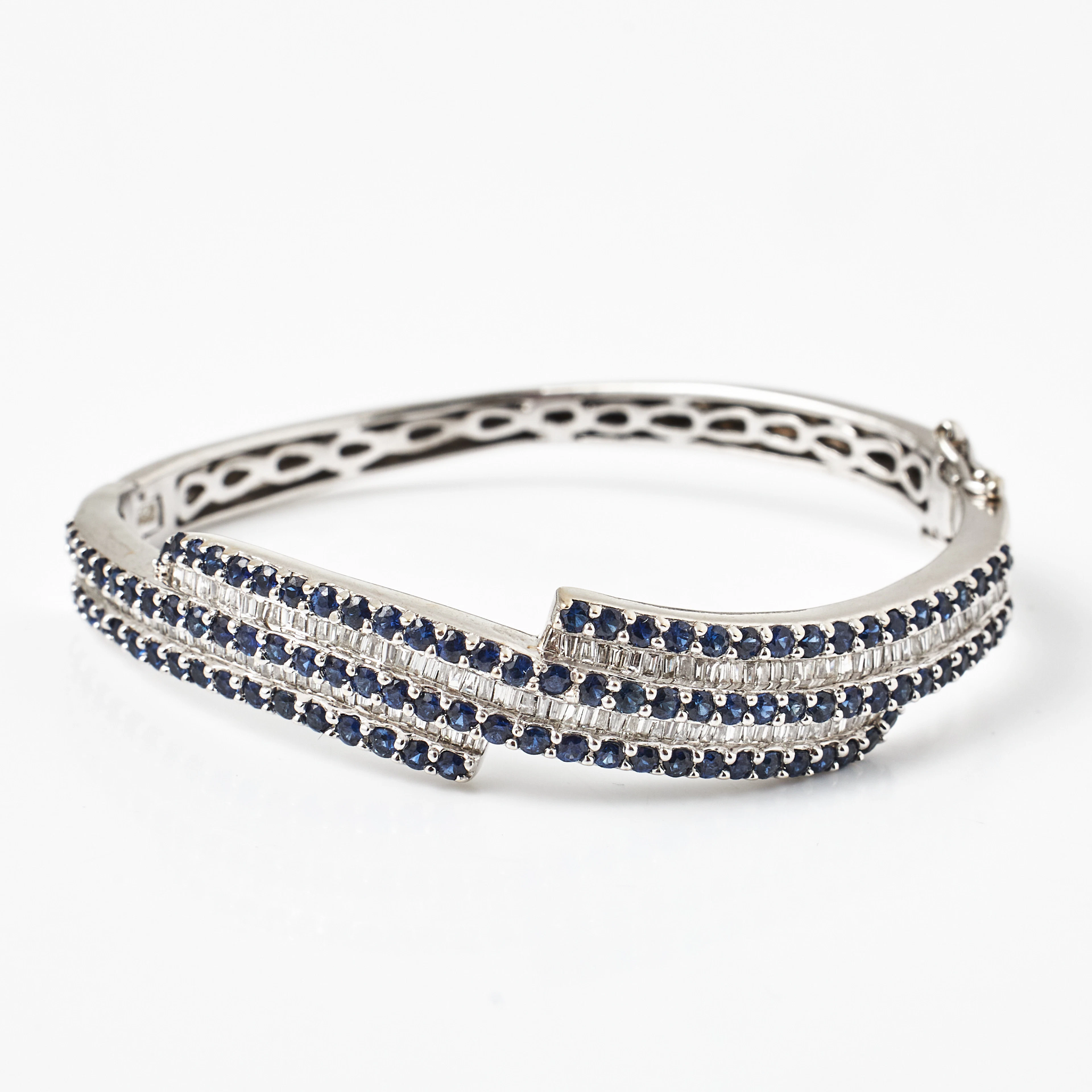 ARMRING, 18 k vitguld, dekor med 50 fasettslipade safirer samt flertalet