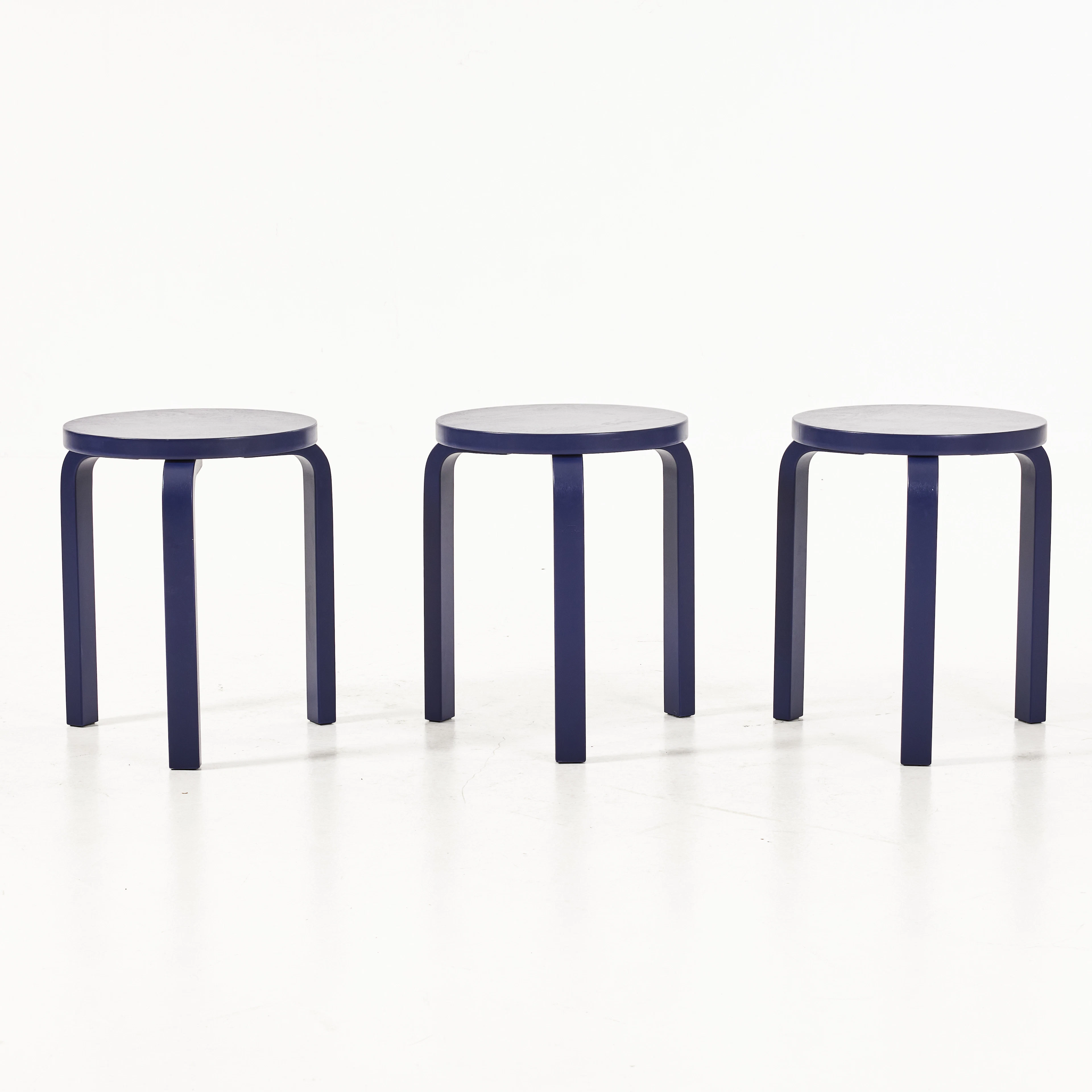 ALVAR AALTO. Pall 60, 3 stycken, Artek. Blålaserade, trebenta, Etikettmärkta.