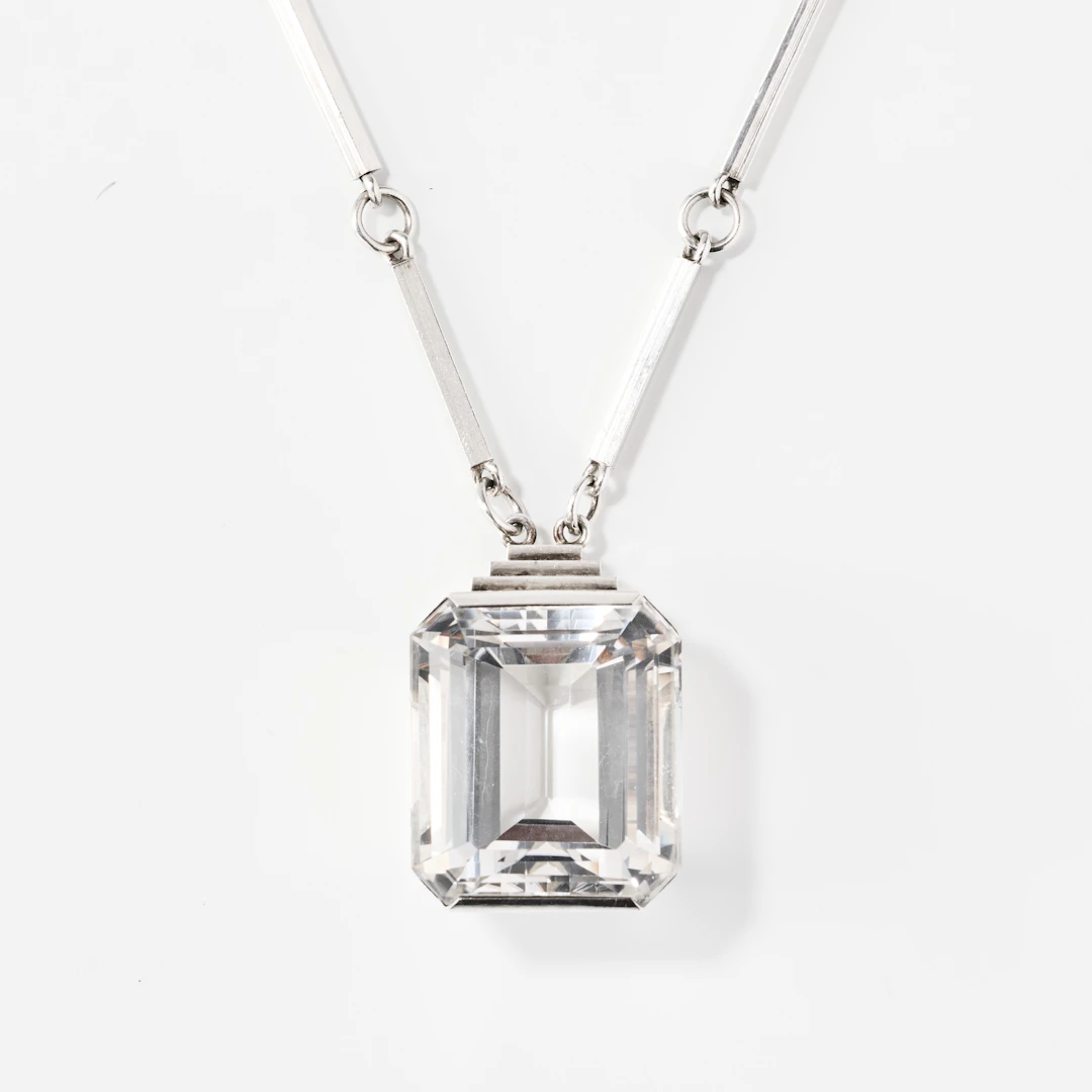 WIWEN NILSSON. Hänge med kedja, sterlingsilver med bergkristall, Lund 1940.