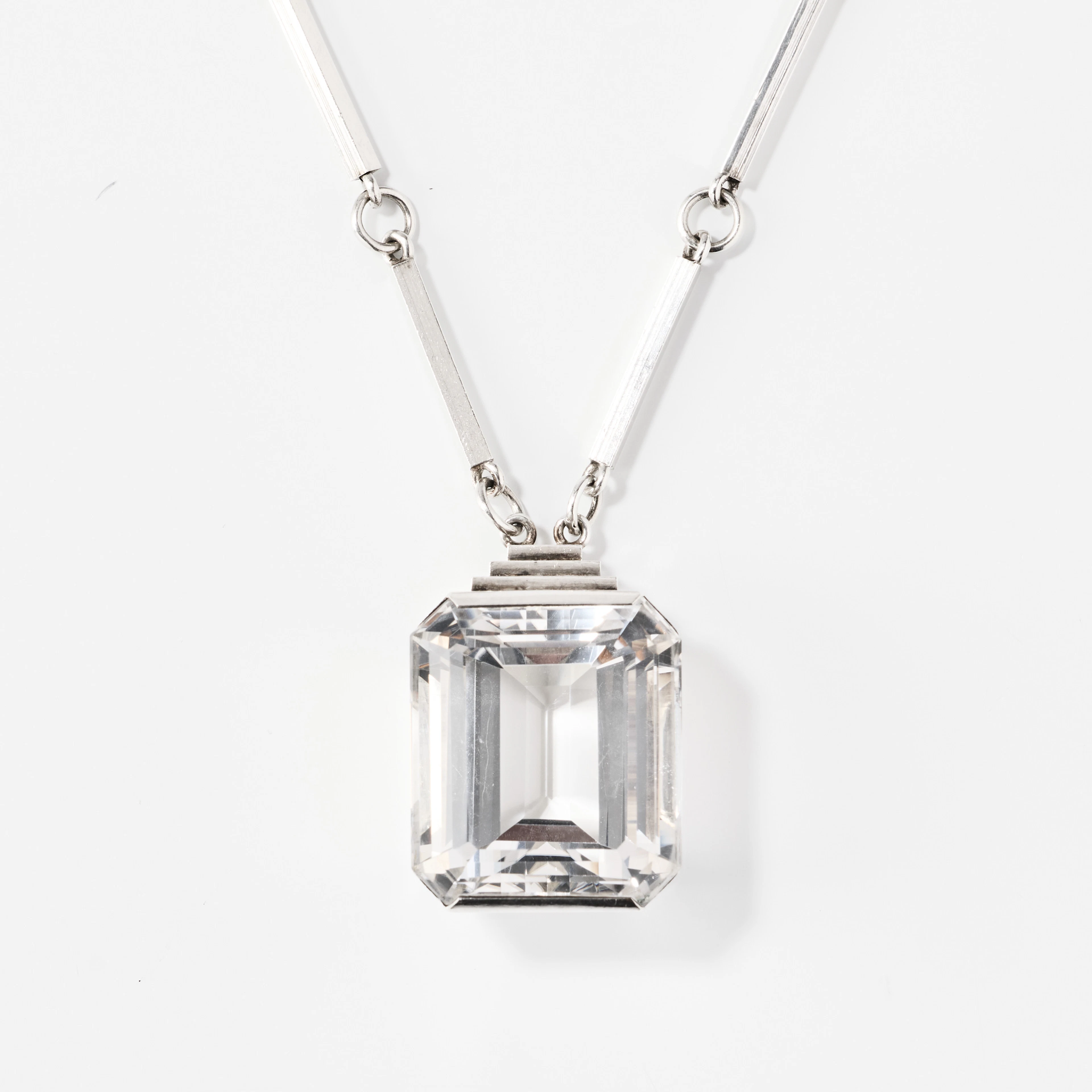WIWEN NILSSON. Hänge med kedja, sterlingsilver med bergkristall, Lund 1940.