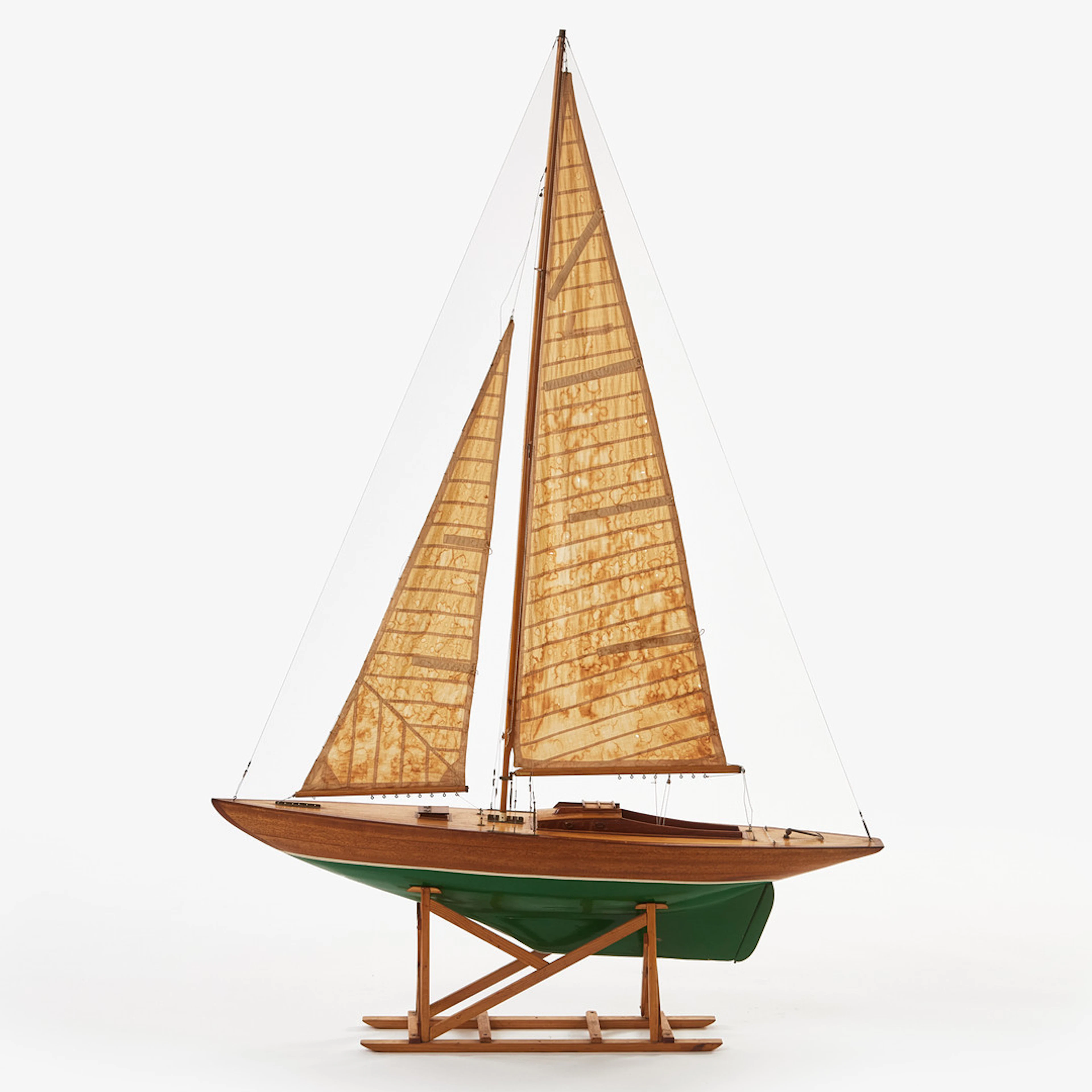 POND YACHT, seglande modell, dymlad och spantbyggd i mahogny, bemålat