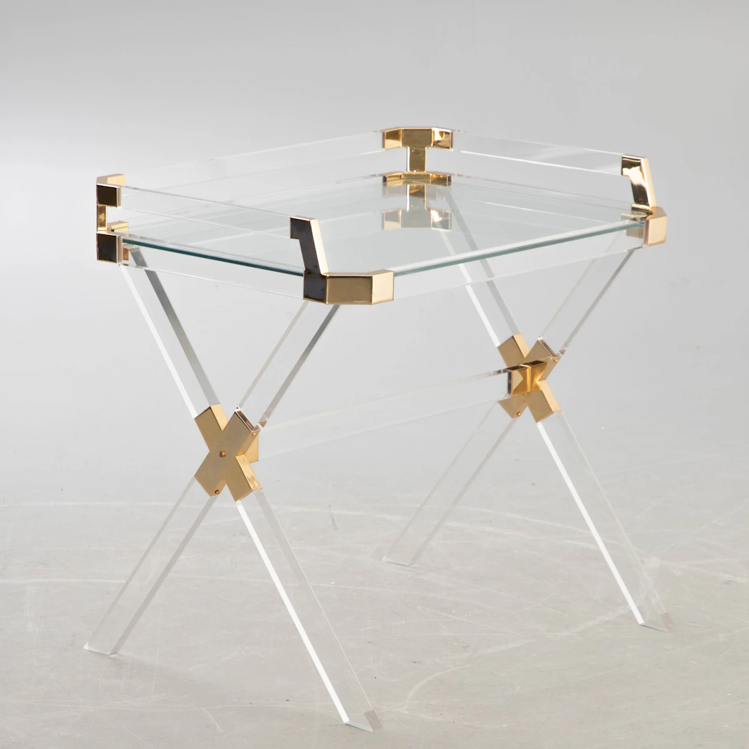 Acryl-Tisch mit Metallmontagen in Gold.