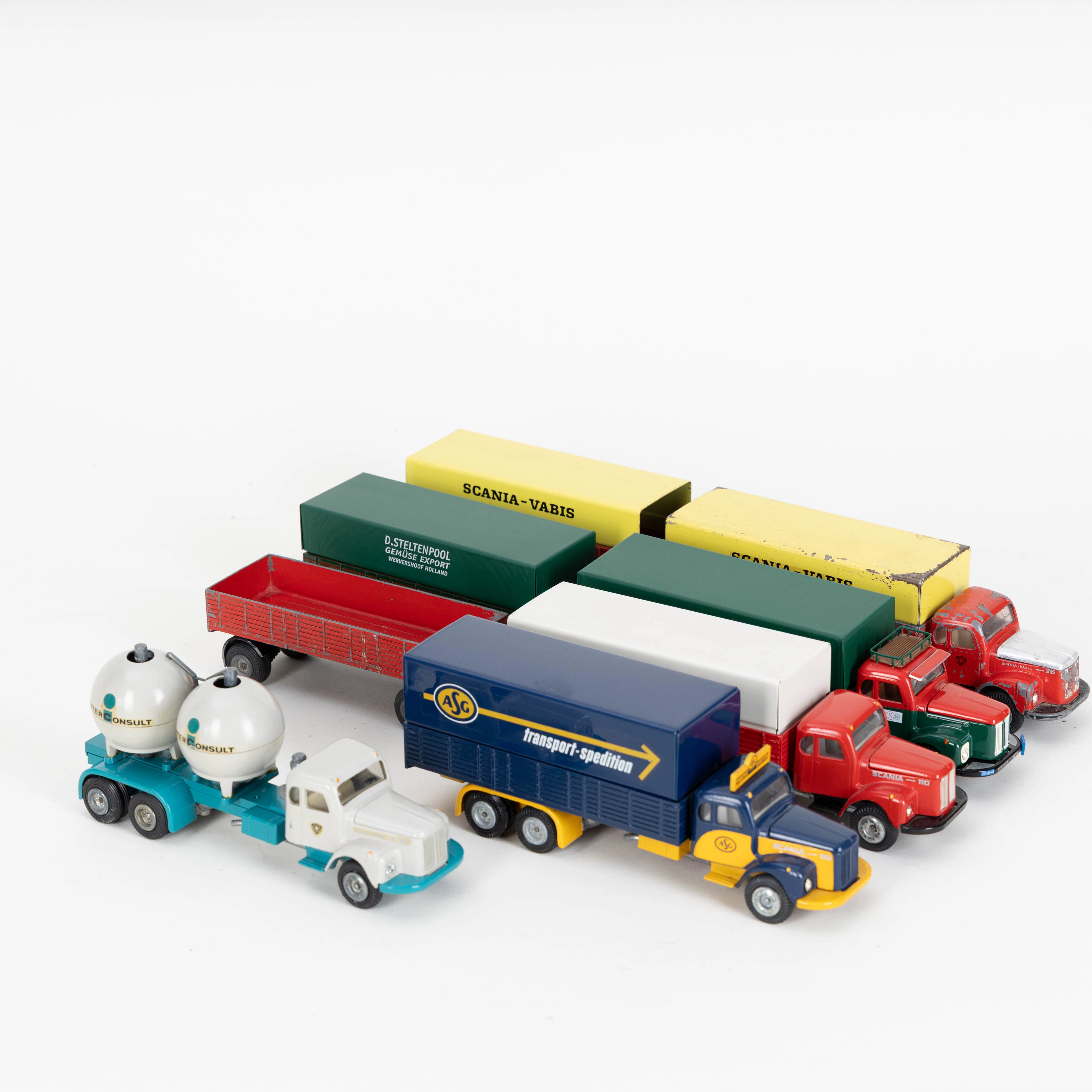 TEKNO, vier LKW und ein Scania-Vabis Zementlkw (Nr. 453) (5).