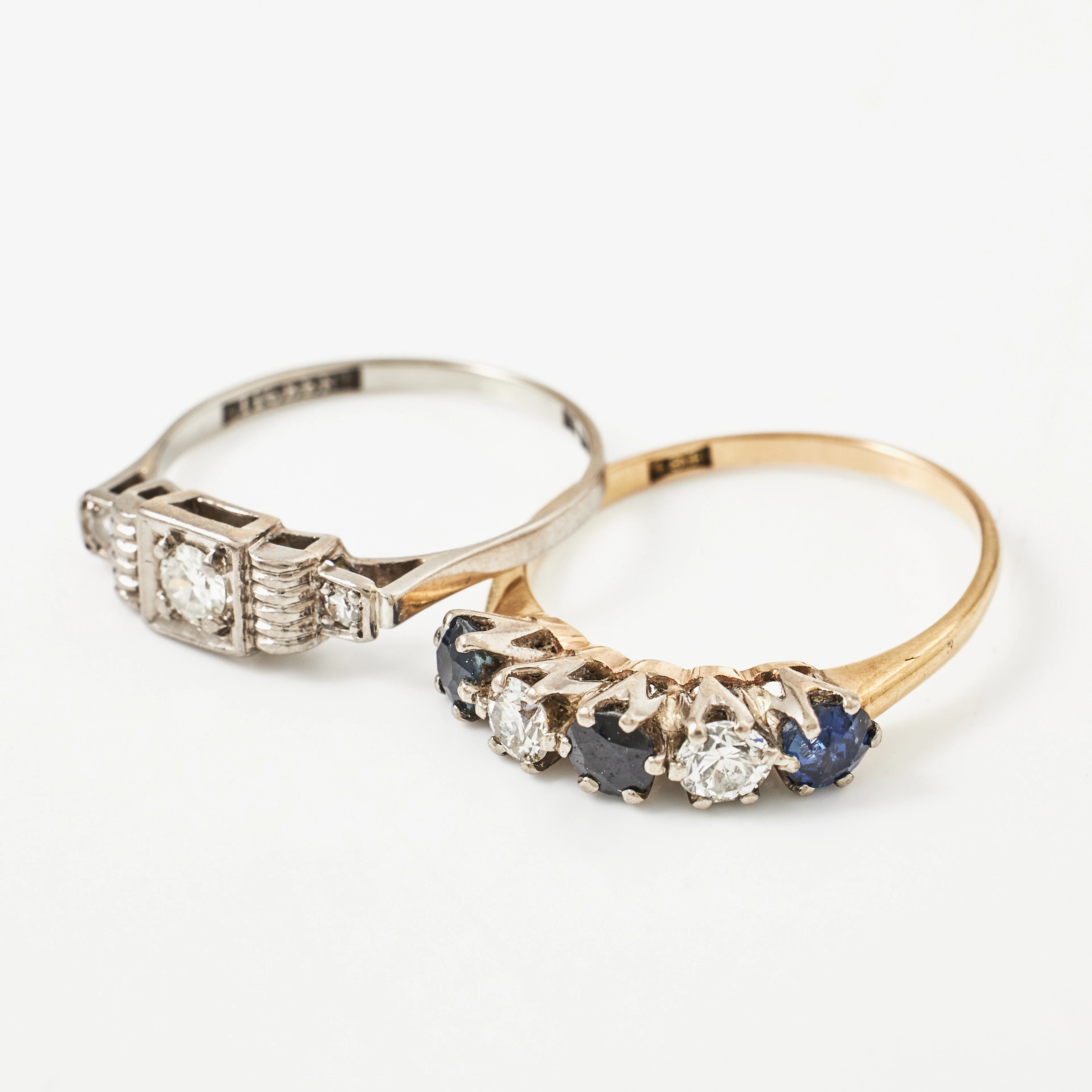 RINGAR, två stycken, 18K guld/vitguld, safirer och diamanter respektive