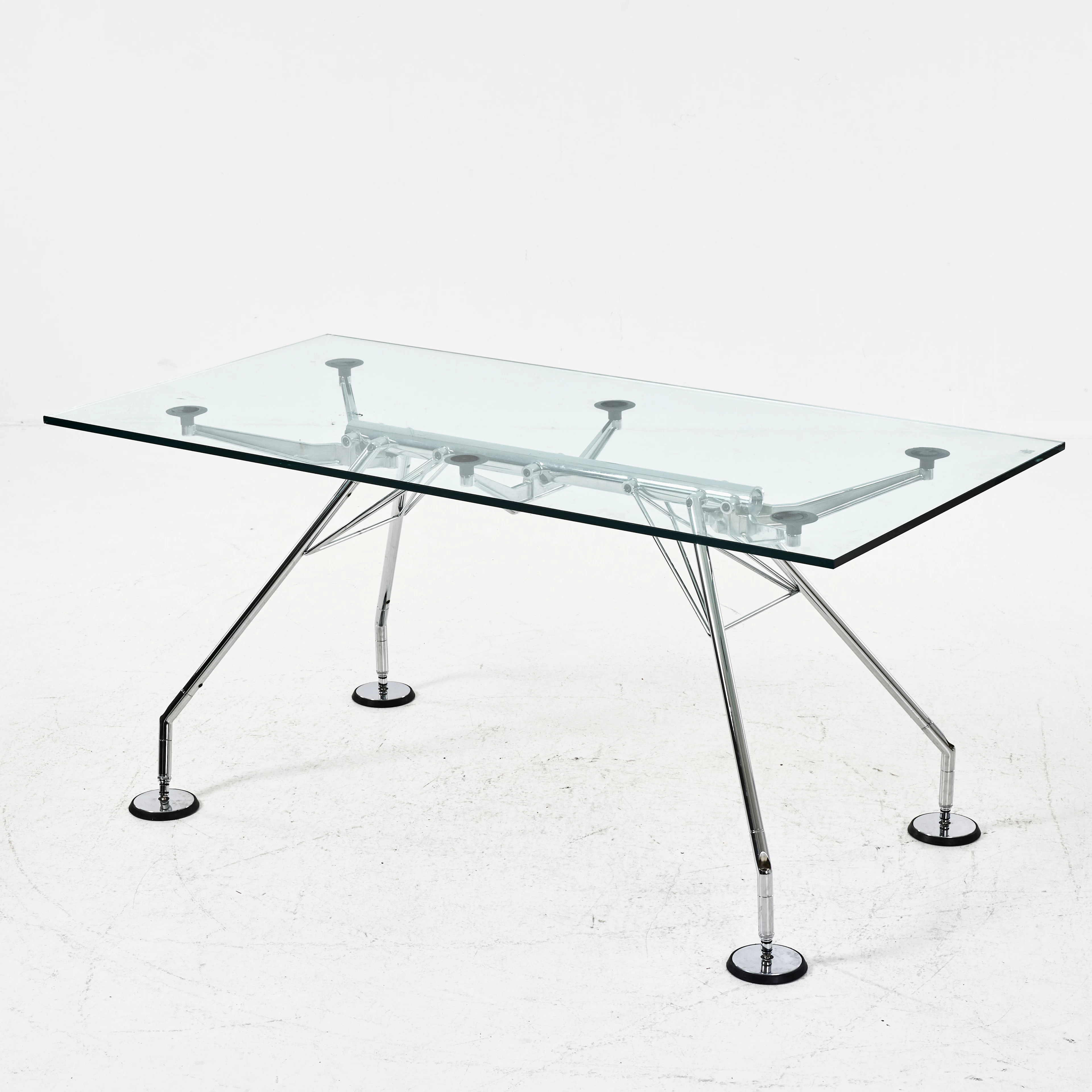 ORMAN FOSTER. Bord "Nomos" för Tecno. Designår 1986.