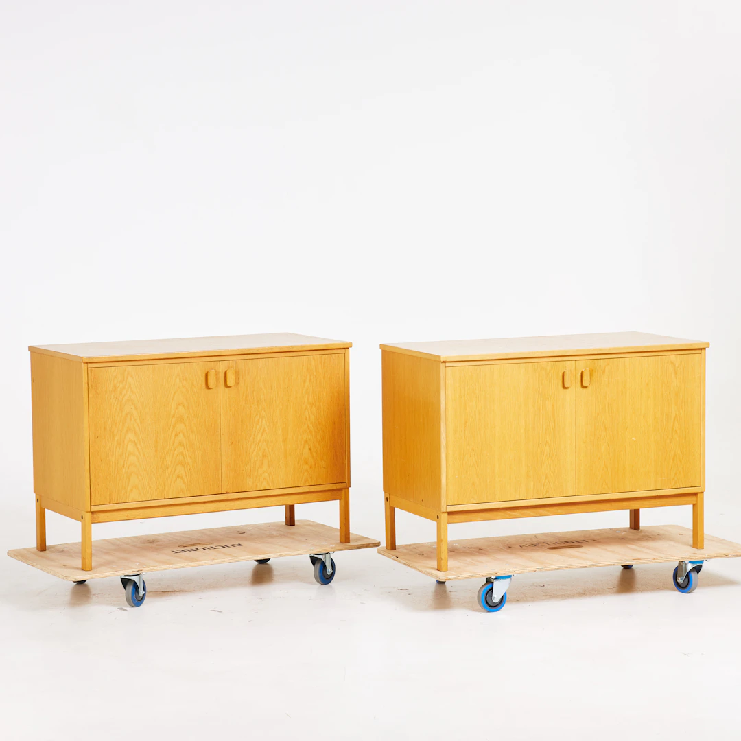 SKÅP/SIDEBOARD, 2 st, 1900-talets mitt, ekfanér, märkt Ulferts, Tibro.