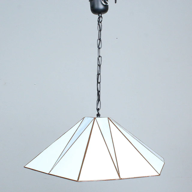 Deckenlampe im Tiffany-Stil.