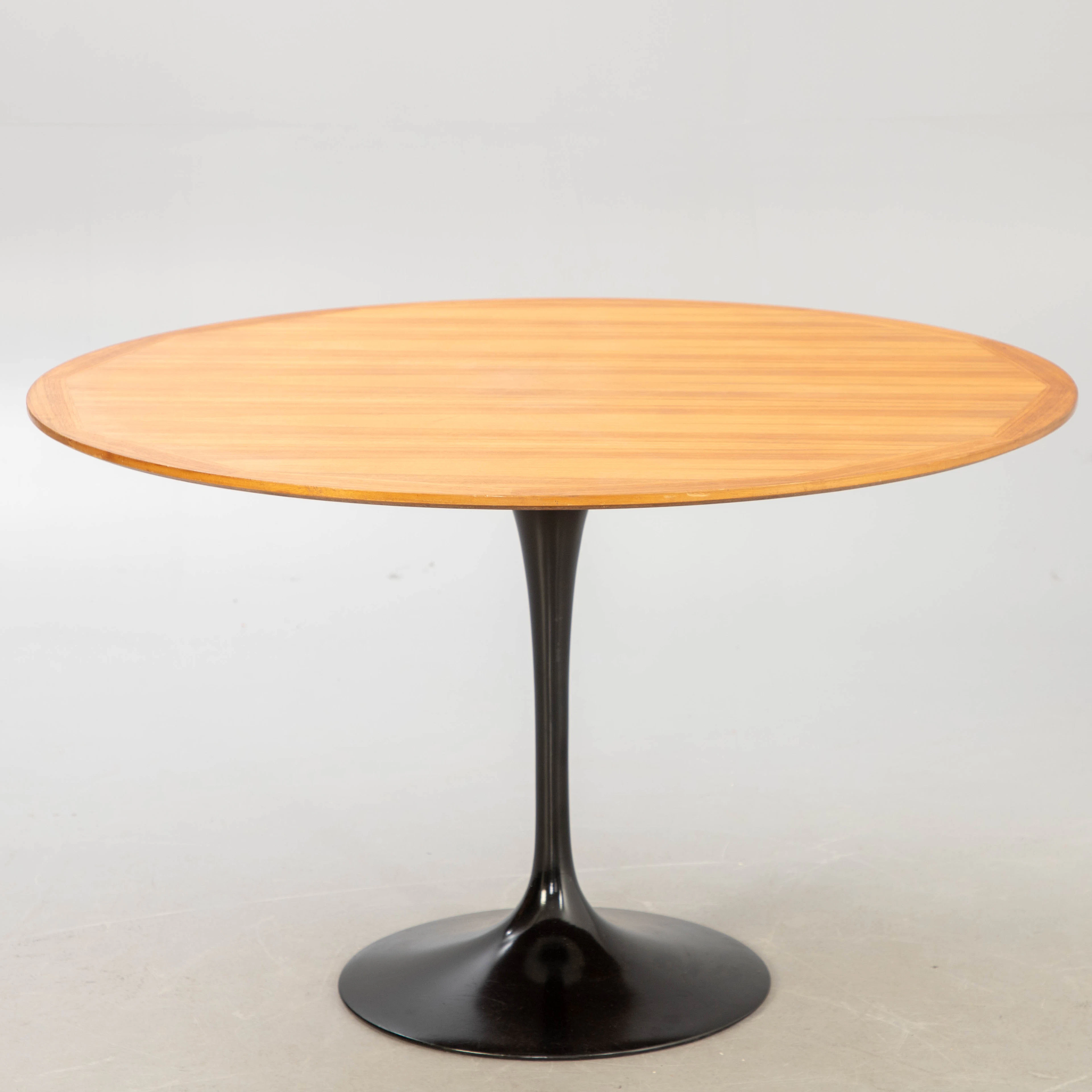Runder Tisch mit Tulip Fuß von Eero Saarinen / Knoll International