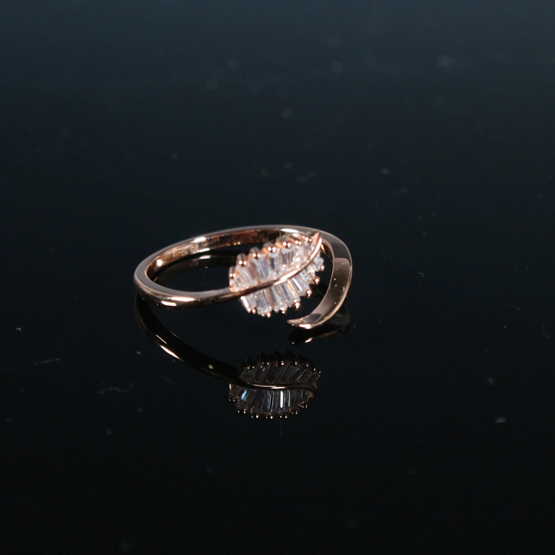 MERALIN JEWELRY. Ring in Form einen Palmenblattes, baguetteförmigen