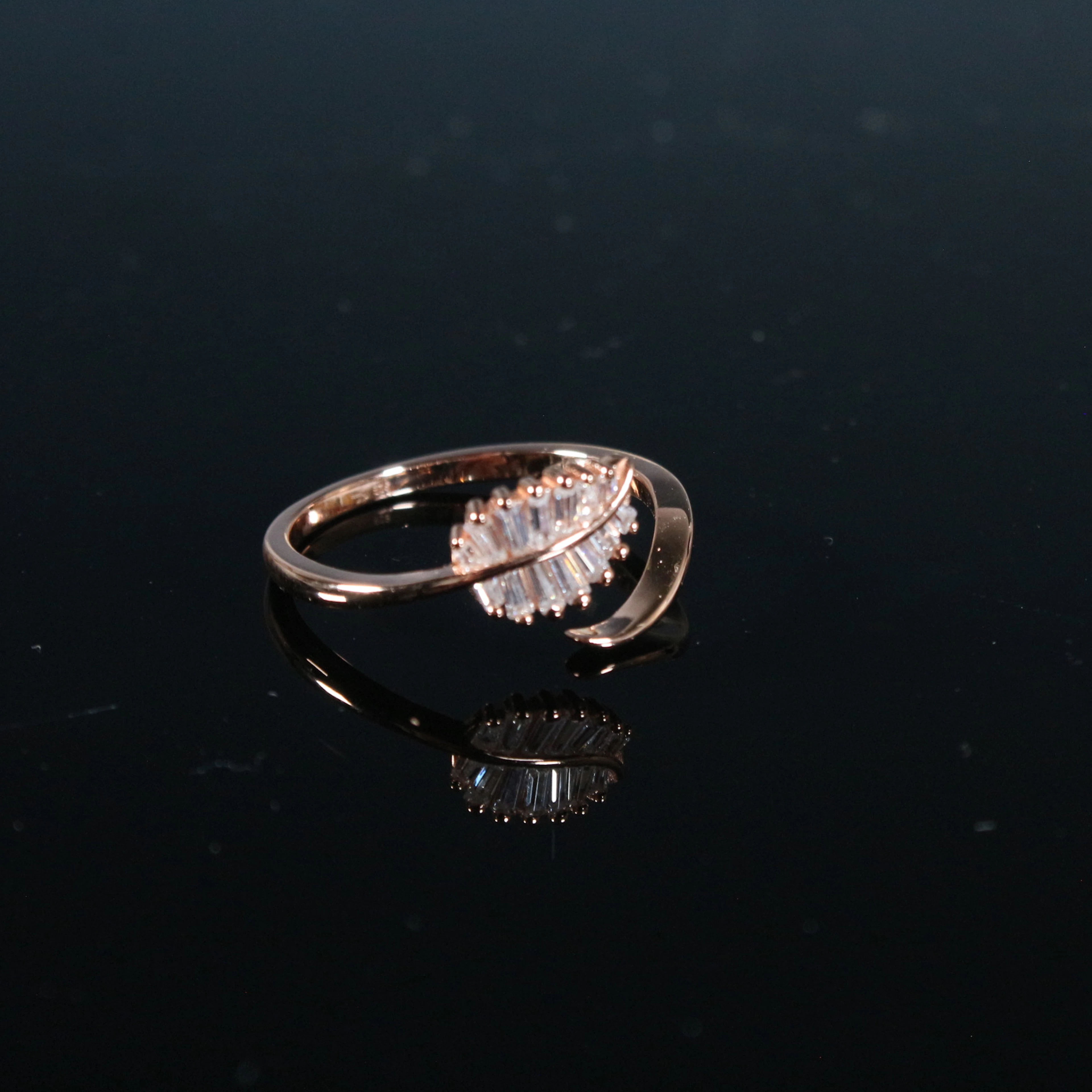 MERALIN JEWELRY. Ring in Form einen Palmenblattes, baguetteförmigen