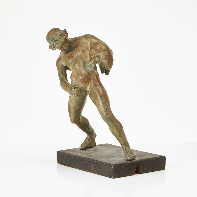 SKULPTUR, Satyr med vinsäck, patinerad metall, 1900-tal, efter förlaga