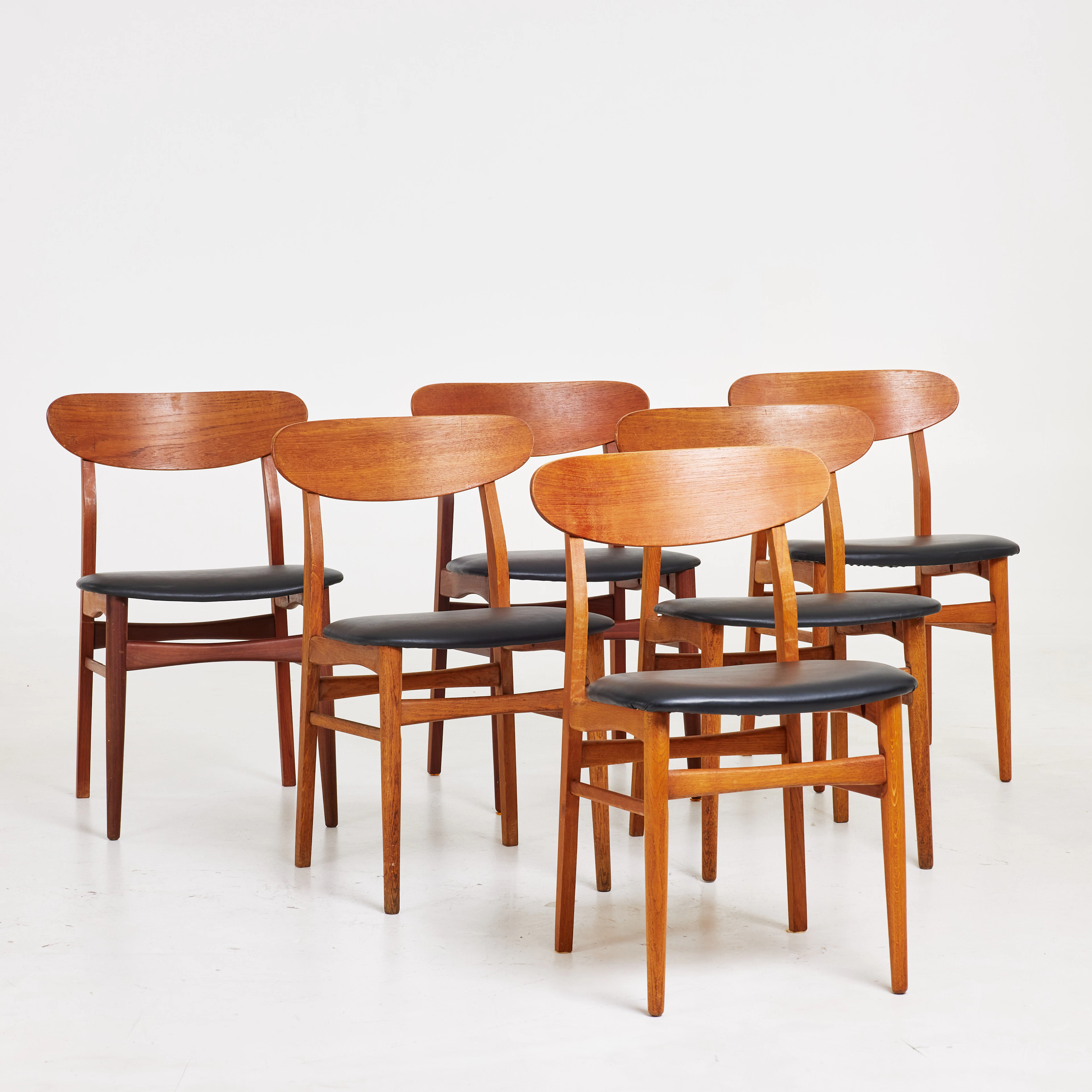 STOLAR. 6 st, stomme i teak, sitsar klädda i läder, 1900-talets senare hälft.