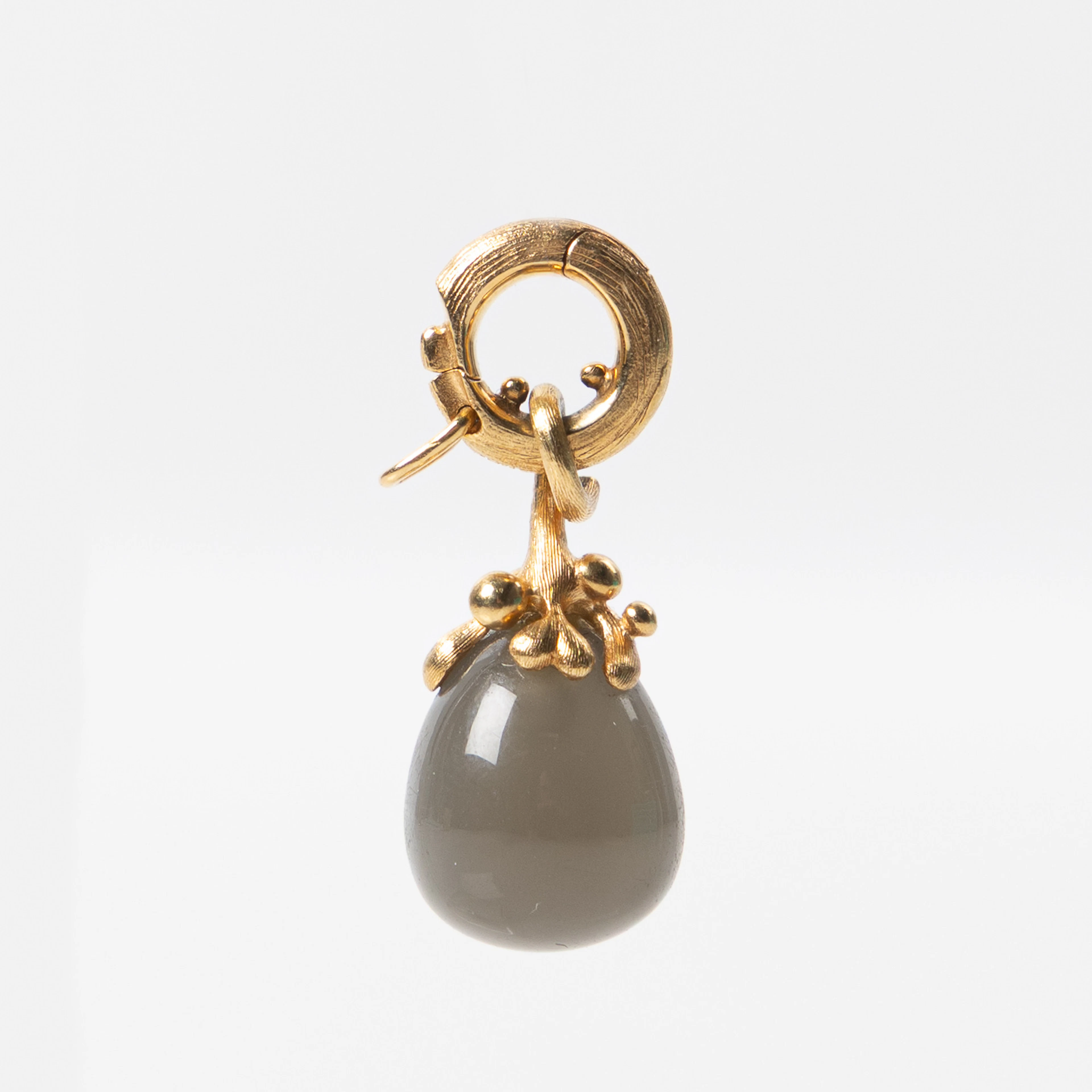 CHARLOTTE LYNGGAARD, berlock, Sweet drop', 18K guld, rökkvarts.
