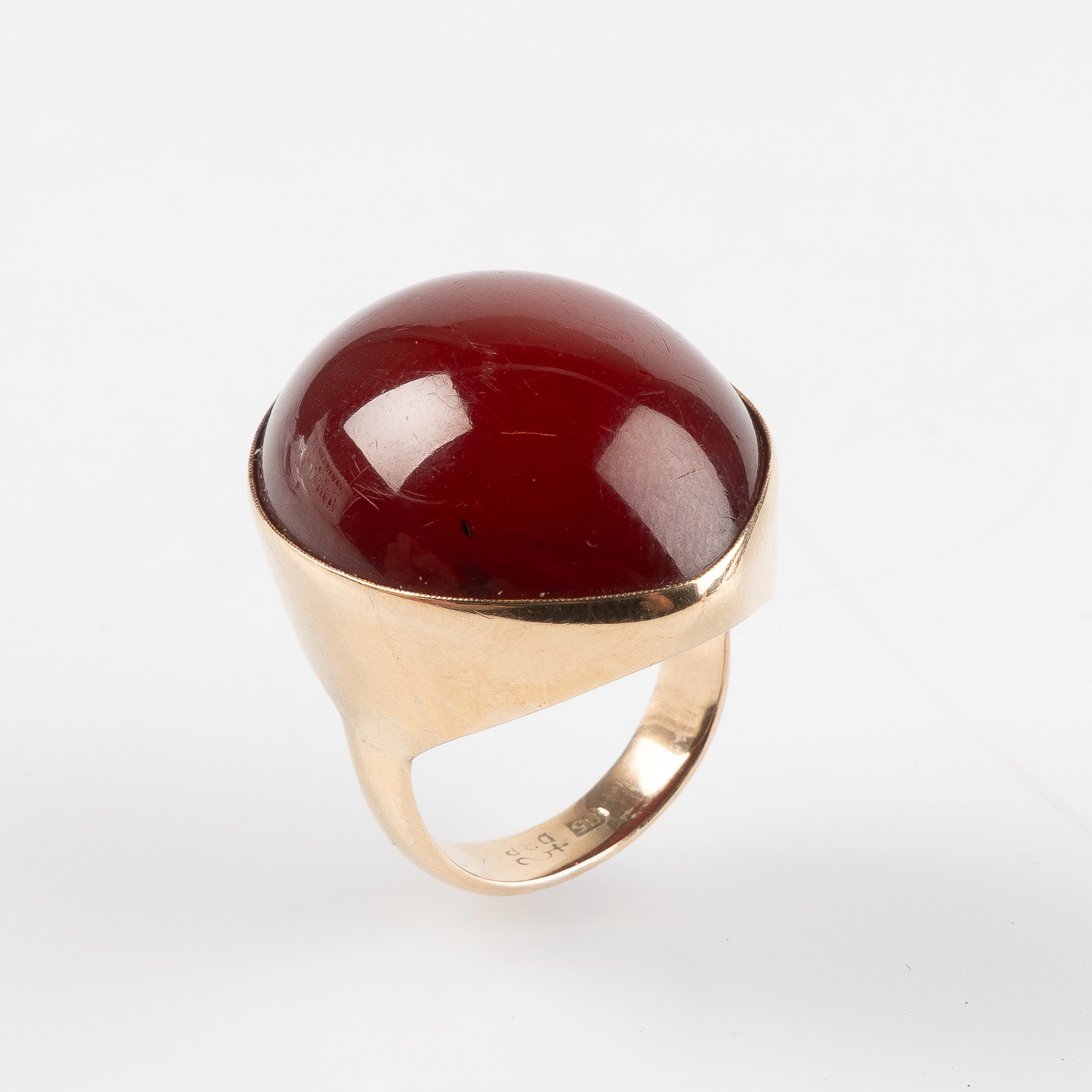 RING, 14 K guld med cabochonslipad karneol, utländska stämplar.