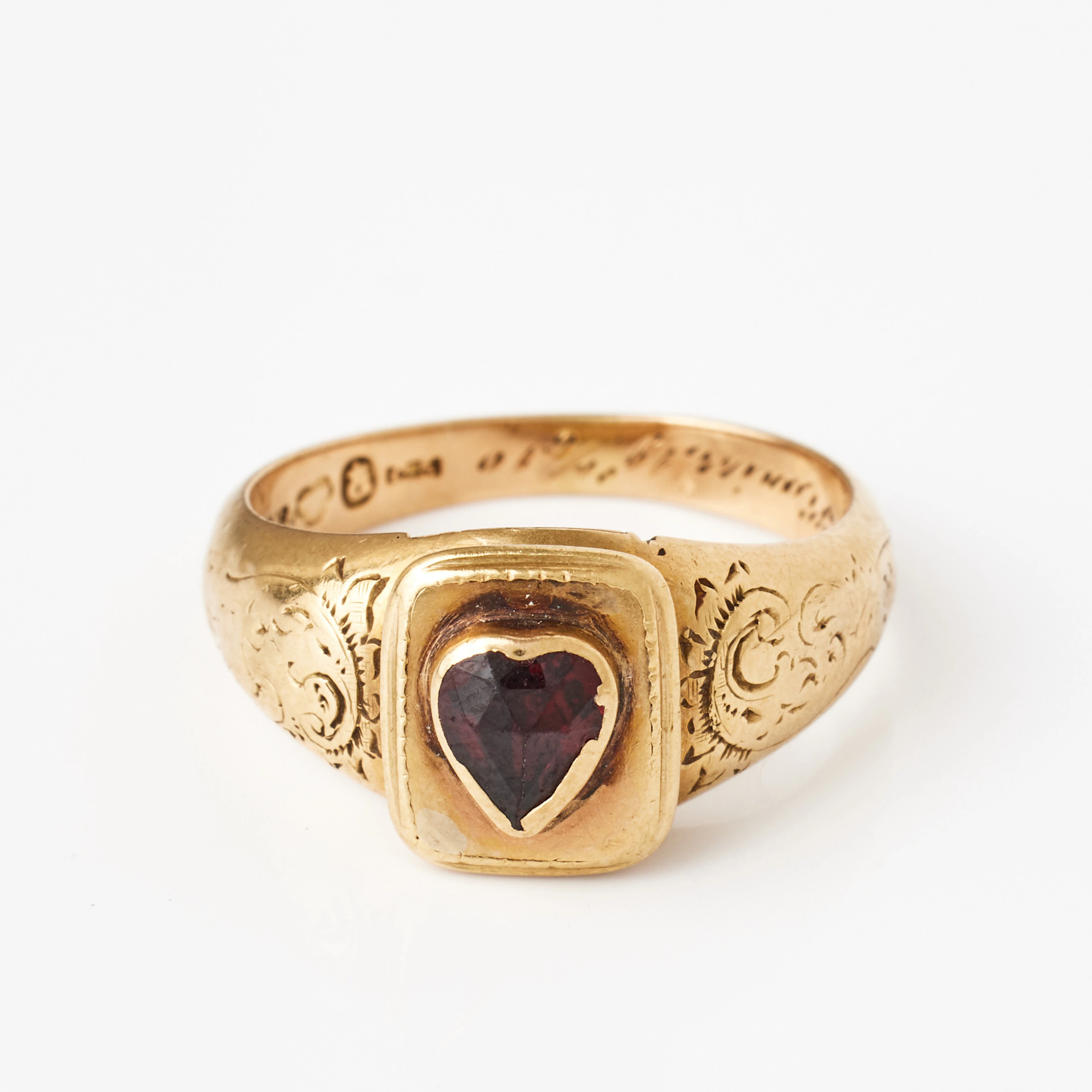RING, 18 k guld, hjärtslipad granat, undertill med gömma, sidodekorer