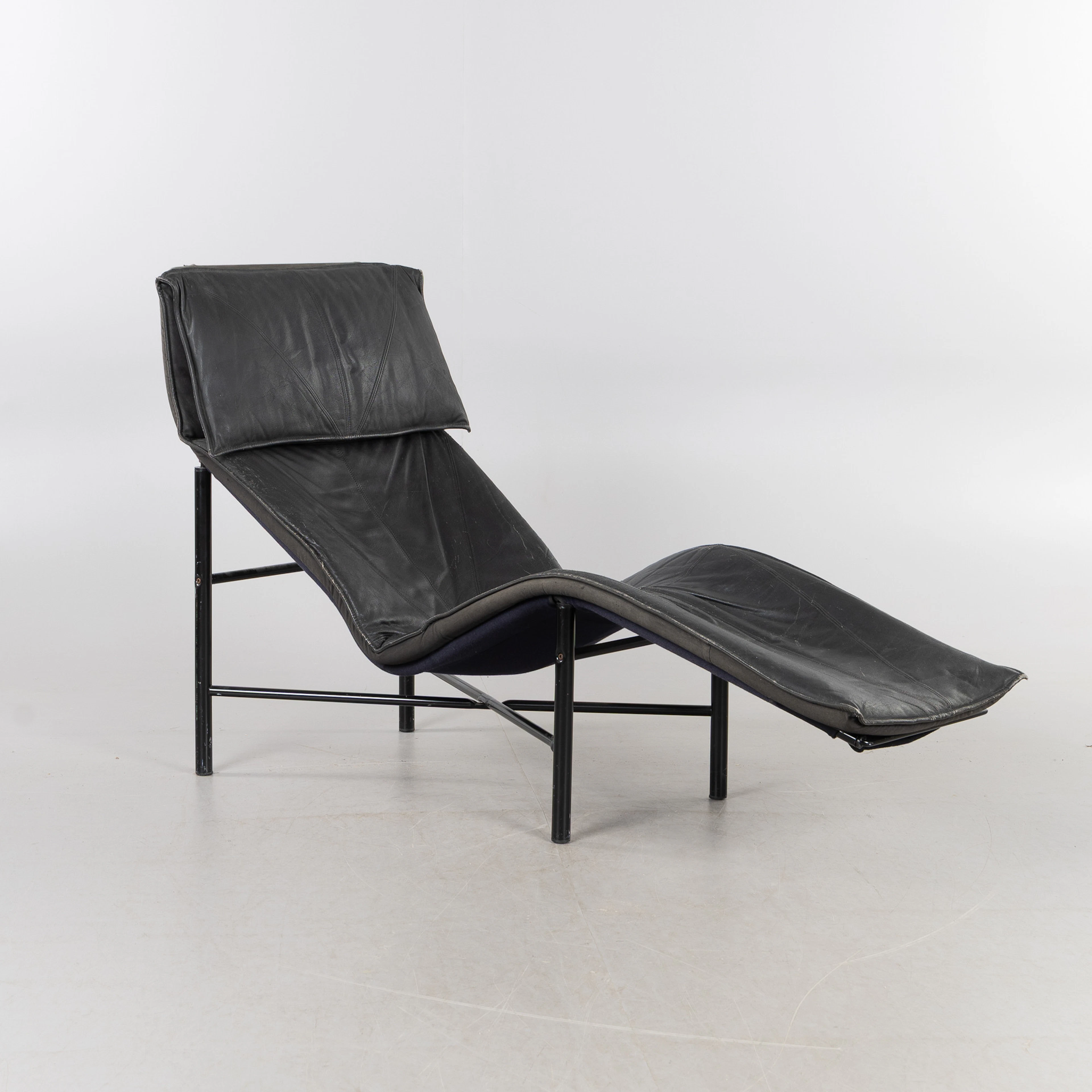TORD BJÖRKLUND. Vilfåtölj, "Skye", svart skinn och metall, IKEA 1980-tal.