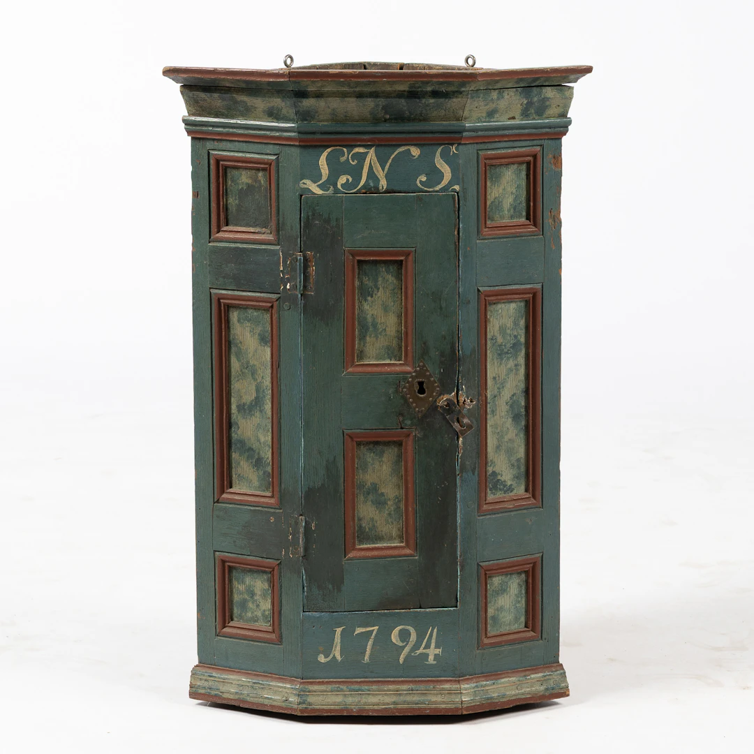 ALLMOGE. Hörnskåp, bemålad dekor, daterat 1794.