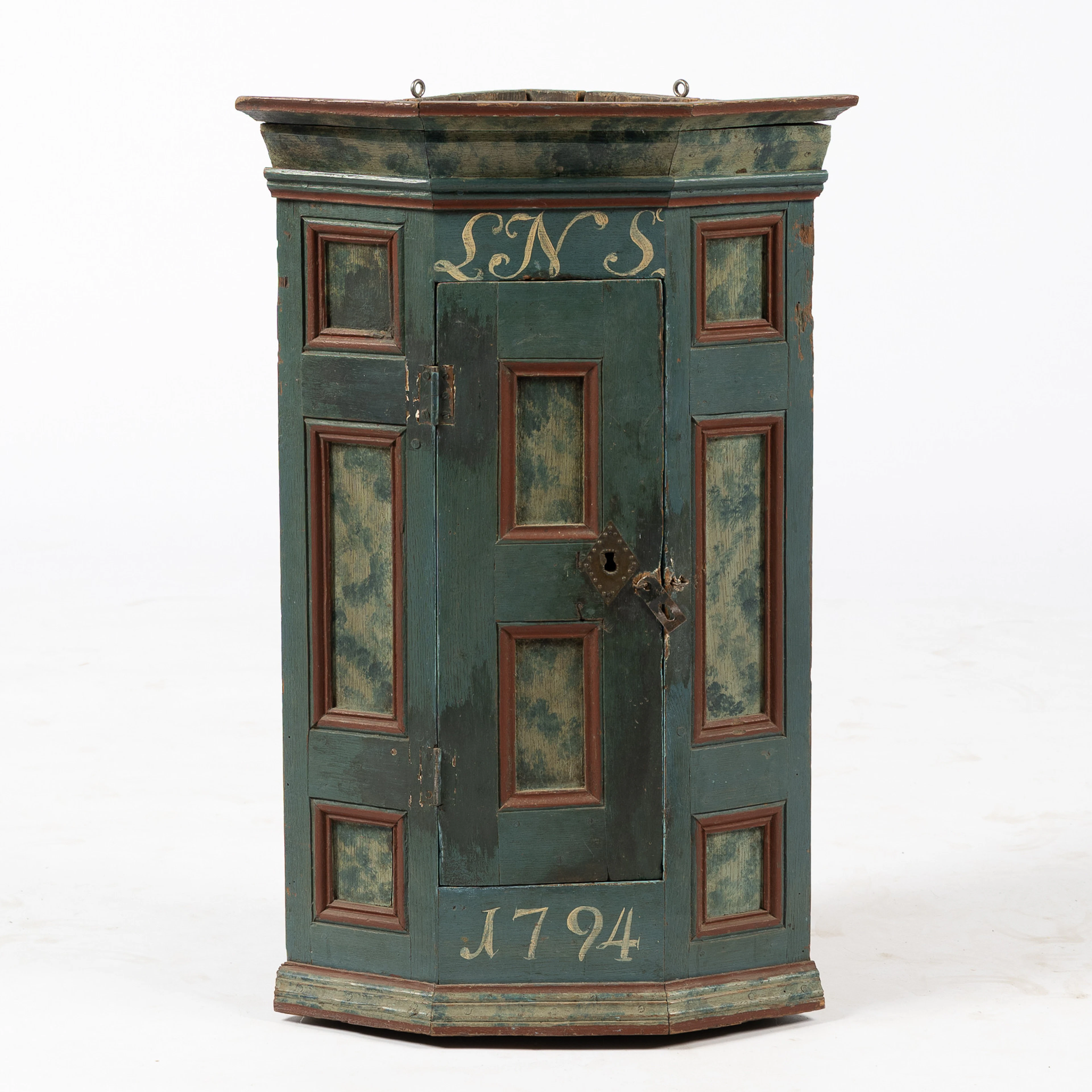 ALLMOGE. Hörnskåp, bemålad dekor, daterat 1794.