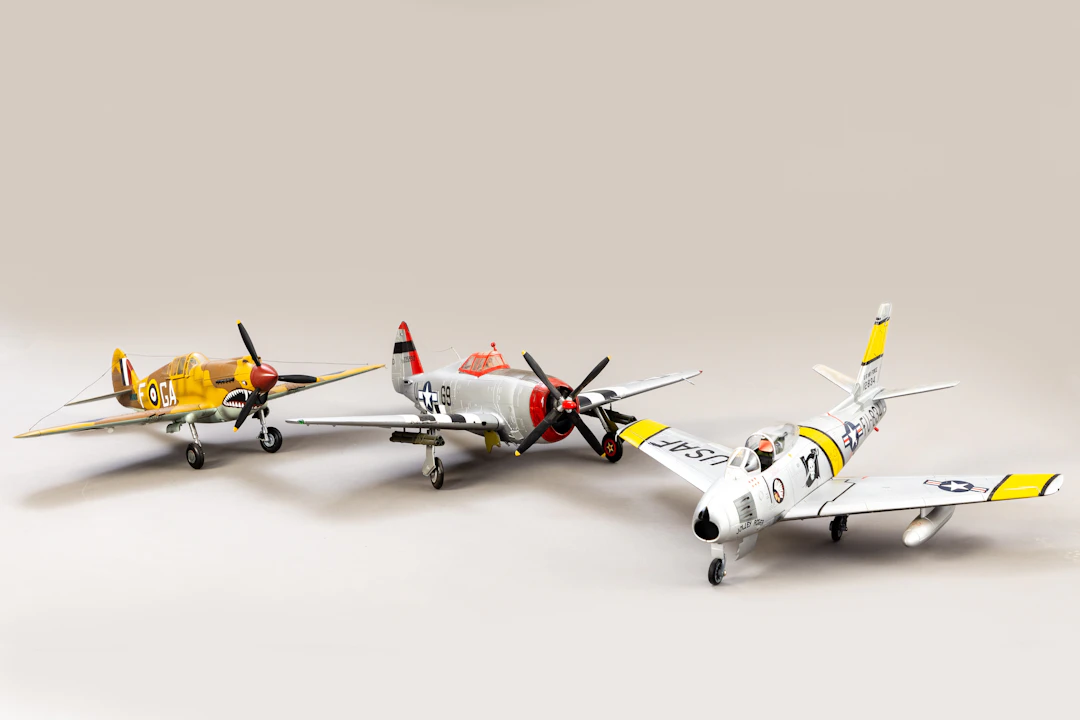 21 Century Toys, drei Flugzeuge aus Kunststoff, 2000er Jahre (3).