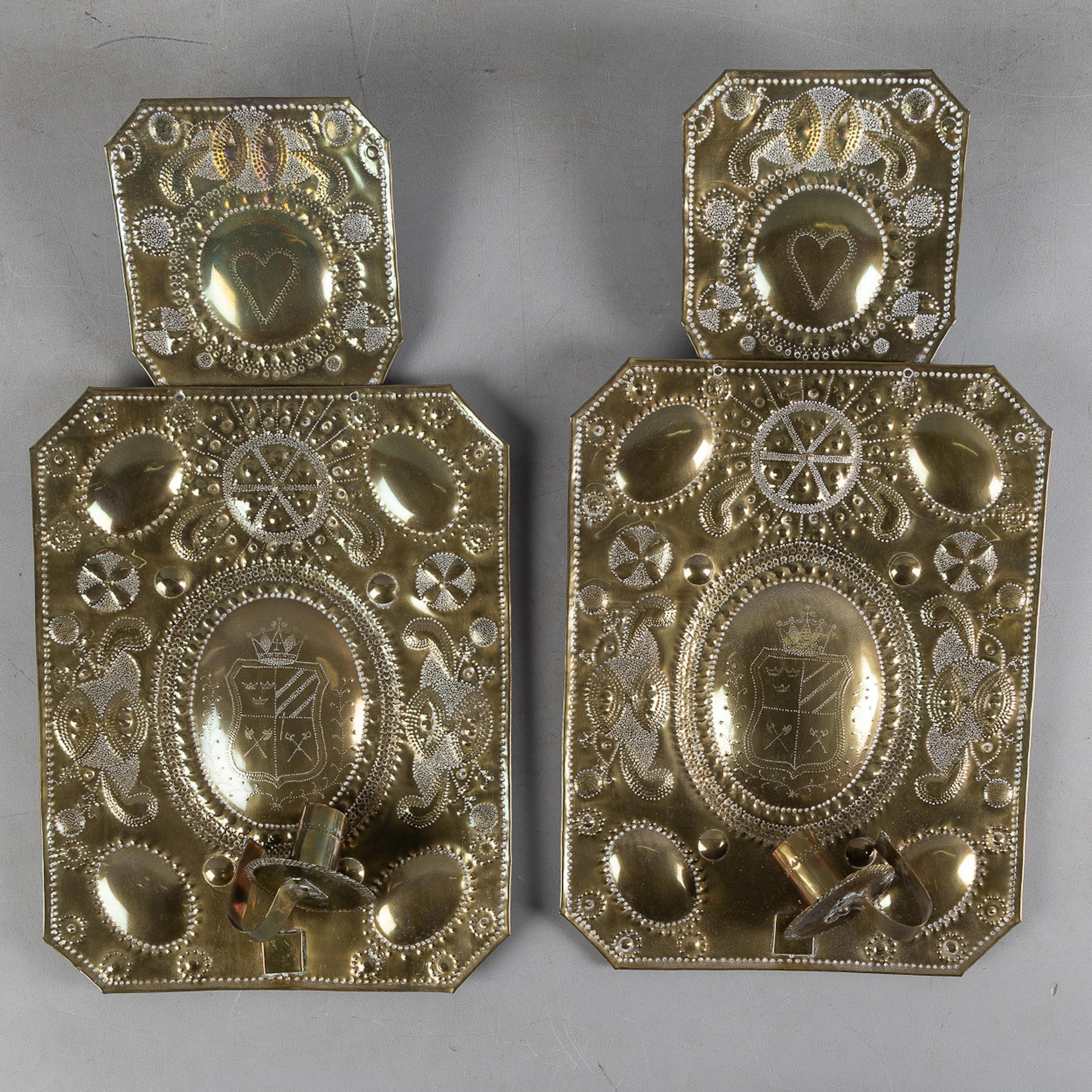 LJUSPLÅTAR, ett par, mässing, 1800/1900-tal, punsad dekor av Hammarskiölds