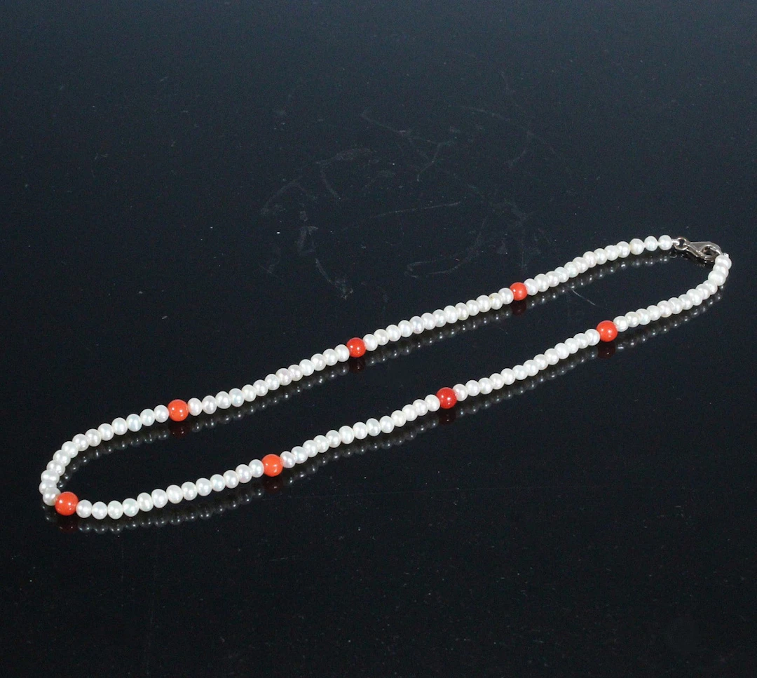 Süßwasserzuchtperlen-Collier mit Koralle.