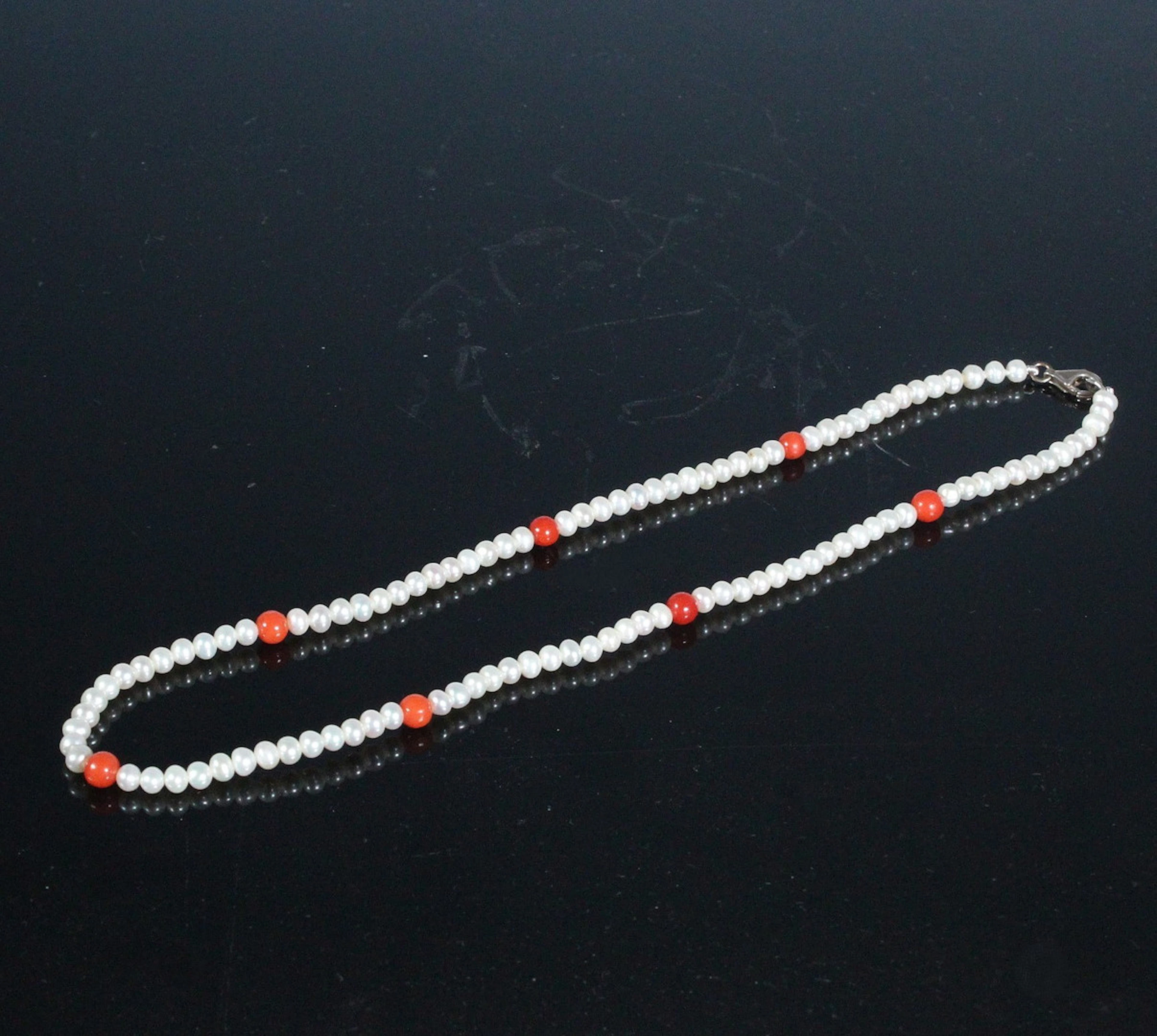 Süßwasserzuchtperlen-Collier mit Koralle.