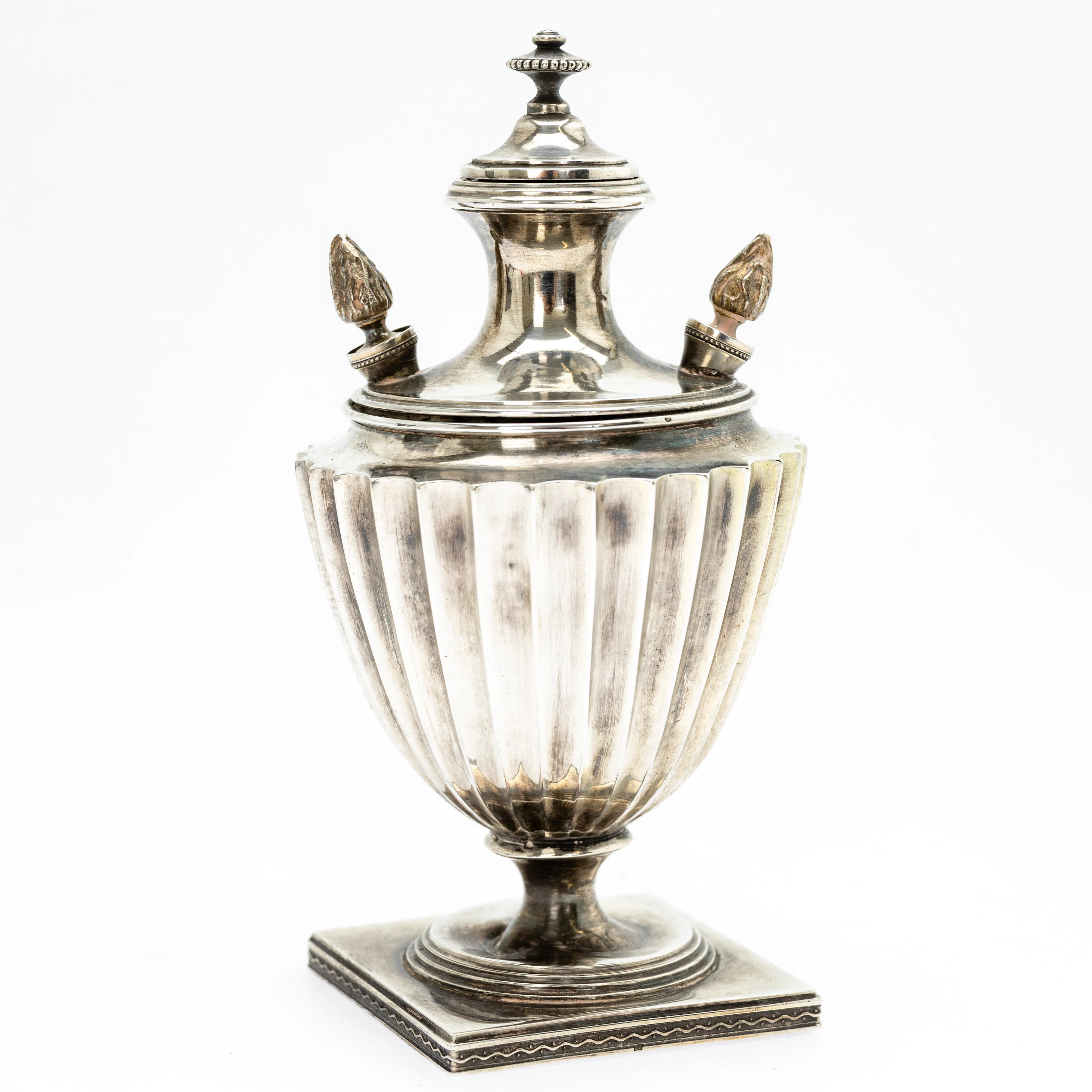 EMILE LANGLOIS. Öllampe, Feuerzeug, Sterling Silber, Paris, um 1900.