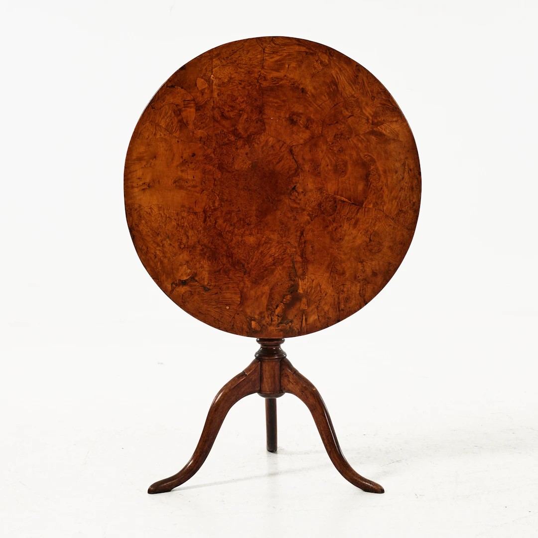 FÄLLBORD, 1800-talets början, bordsskivan fanérad i björk o björkrot