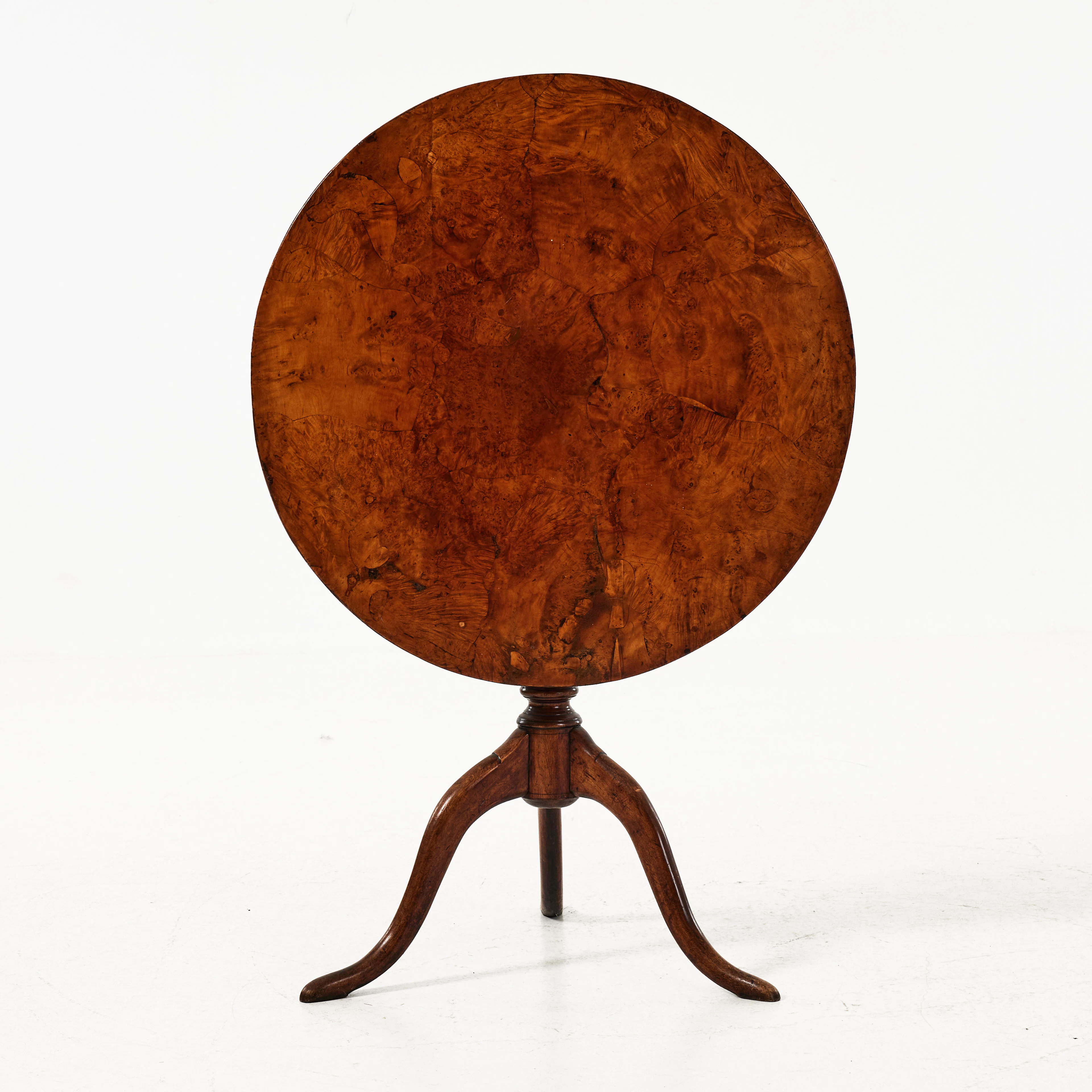 FÄLLBORD, 1800-talets början, bordsskivan fanérad i björk o björkrot