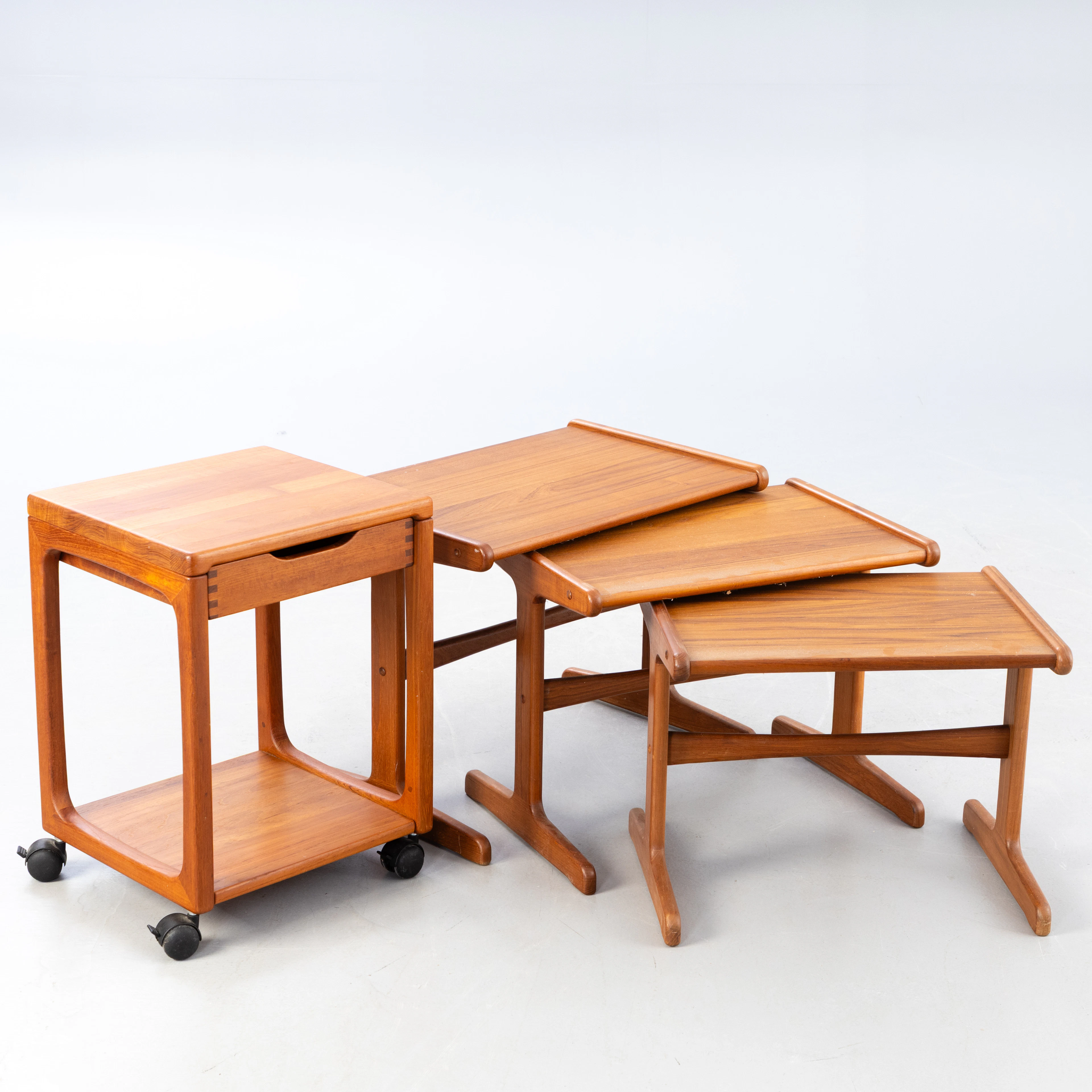 Rollwagen und 3-tlg. Satztische in Teak, Dänemark (4).