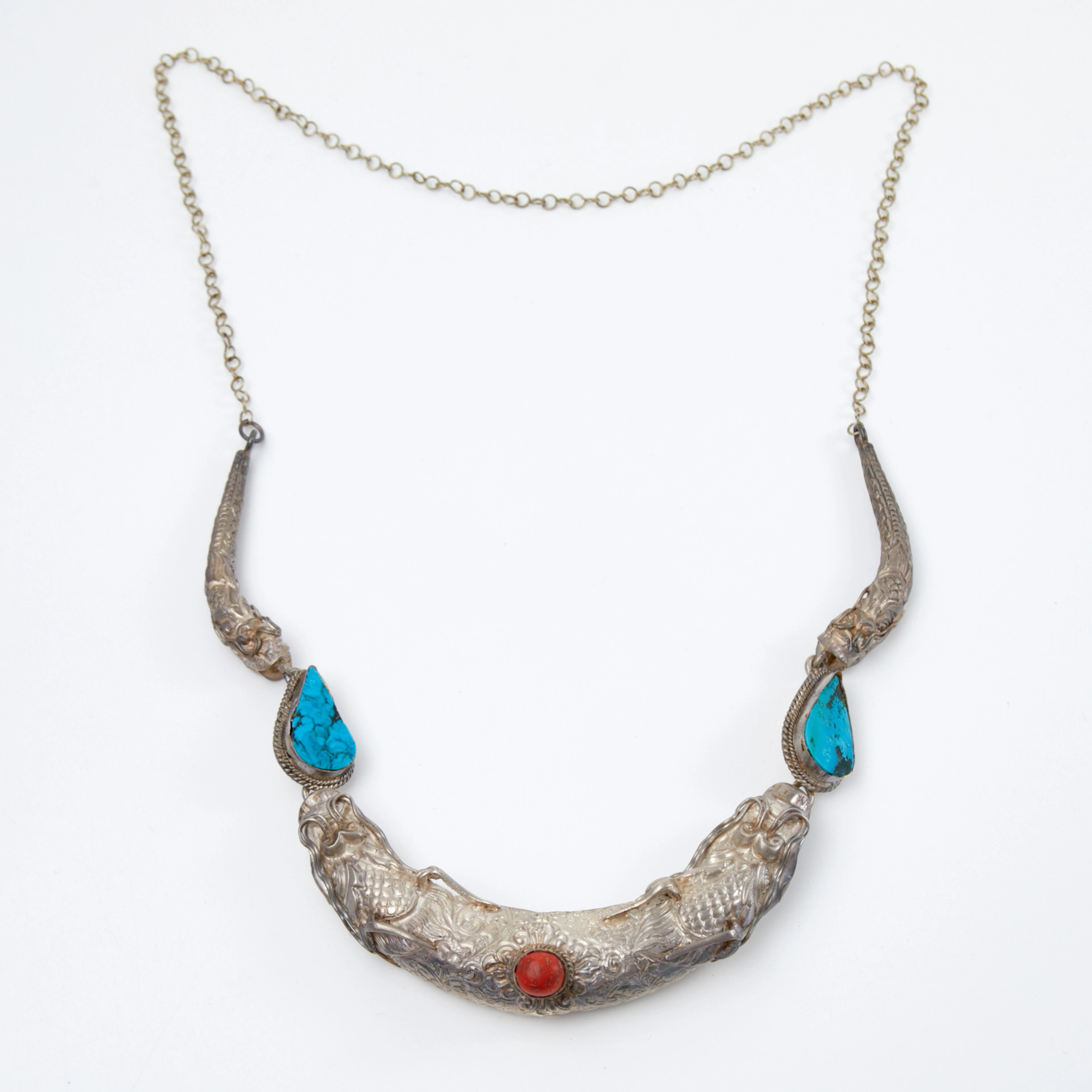 HALSBAND, silver, Tibet, korall samt turkos, dekor av drakhuvuden, i schatull.