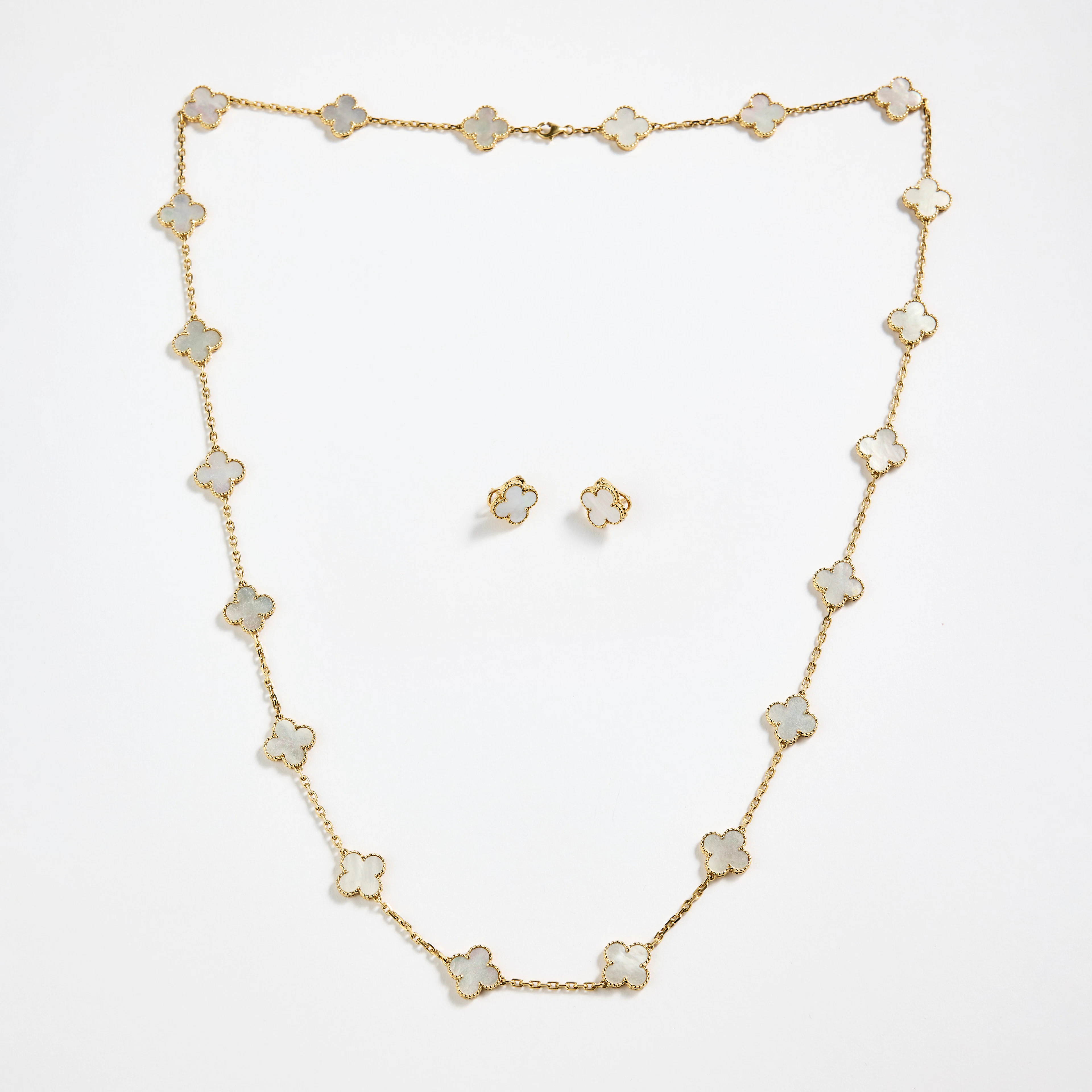 VAN CLEEF & ARPELS. Collier och örhängen, ett par, "Vintage Alhambra