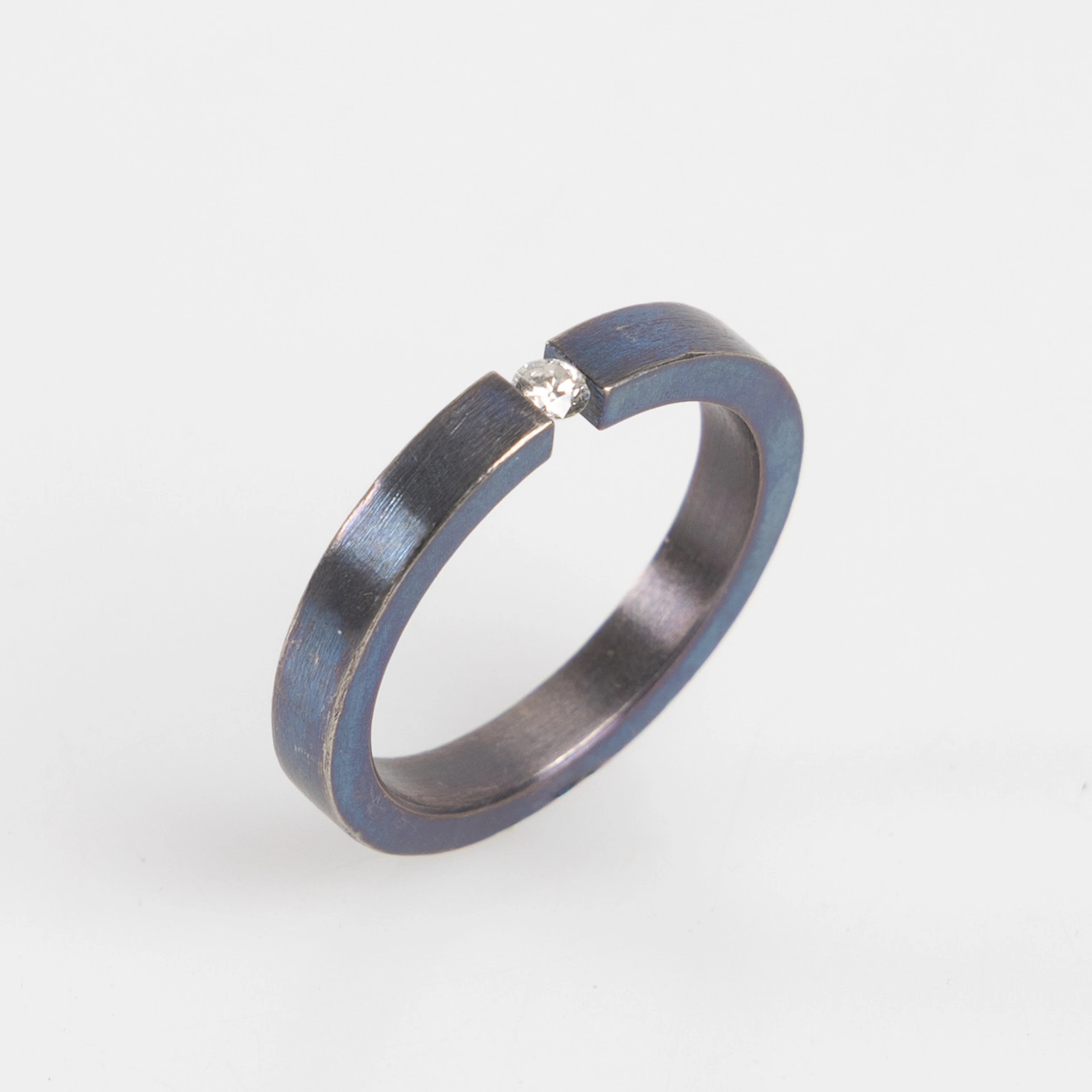 SOLITÄRRING i titan med diamant 0,06 ct.