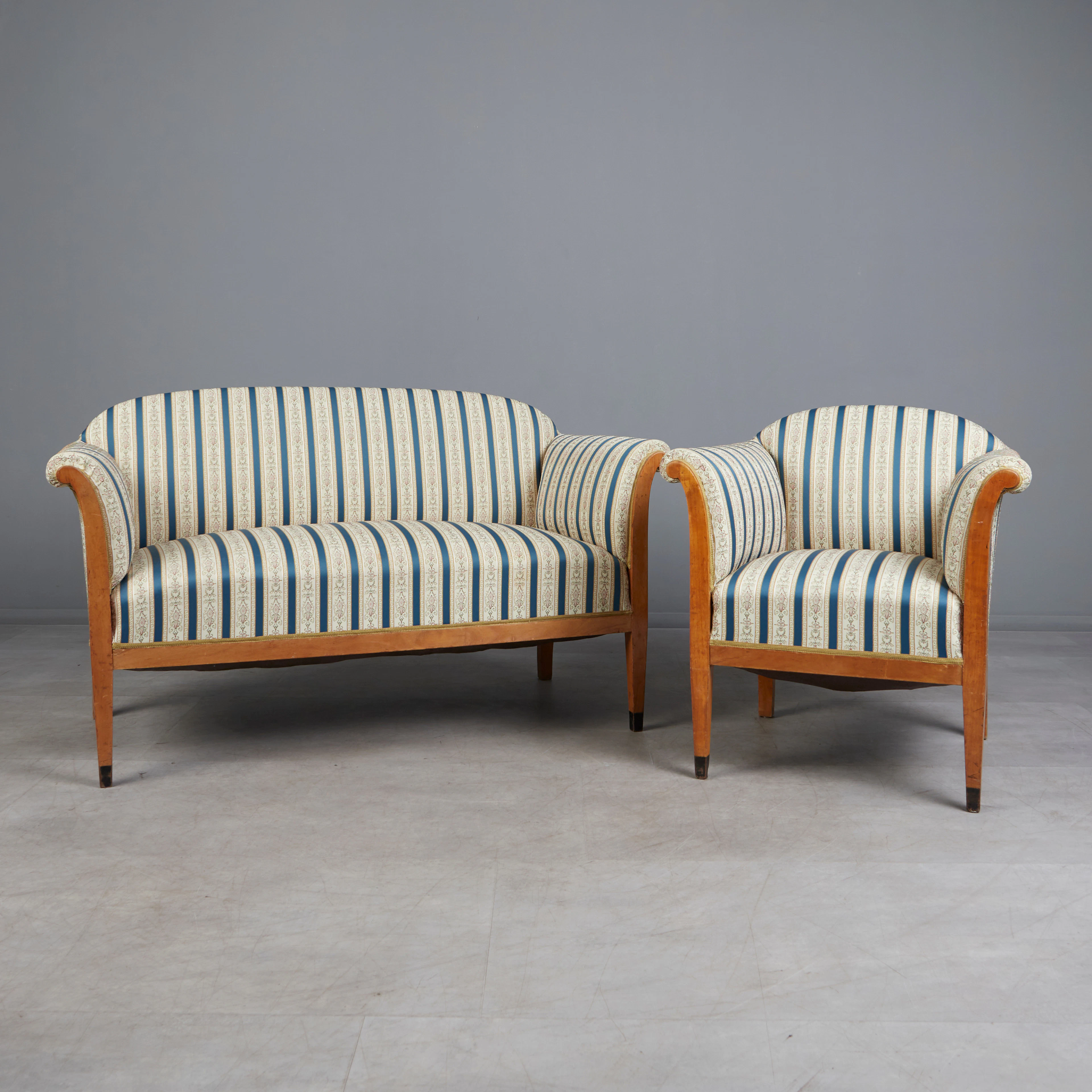 BIEDERMEIER-STIL Sofa und Sessel, Kirschholz, 19. Jahrhundert, Deutschland.
