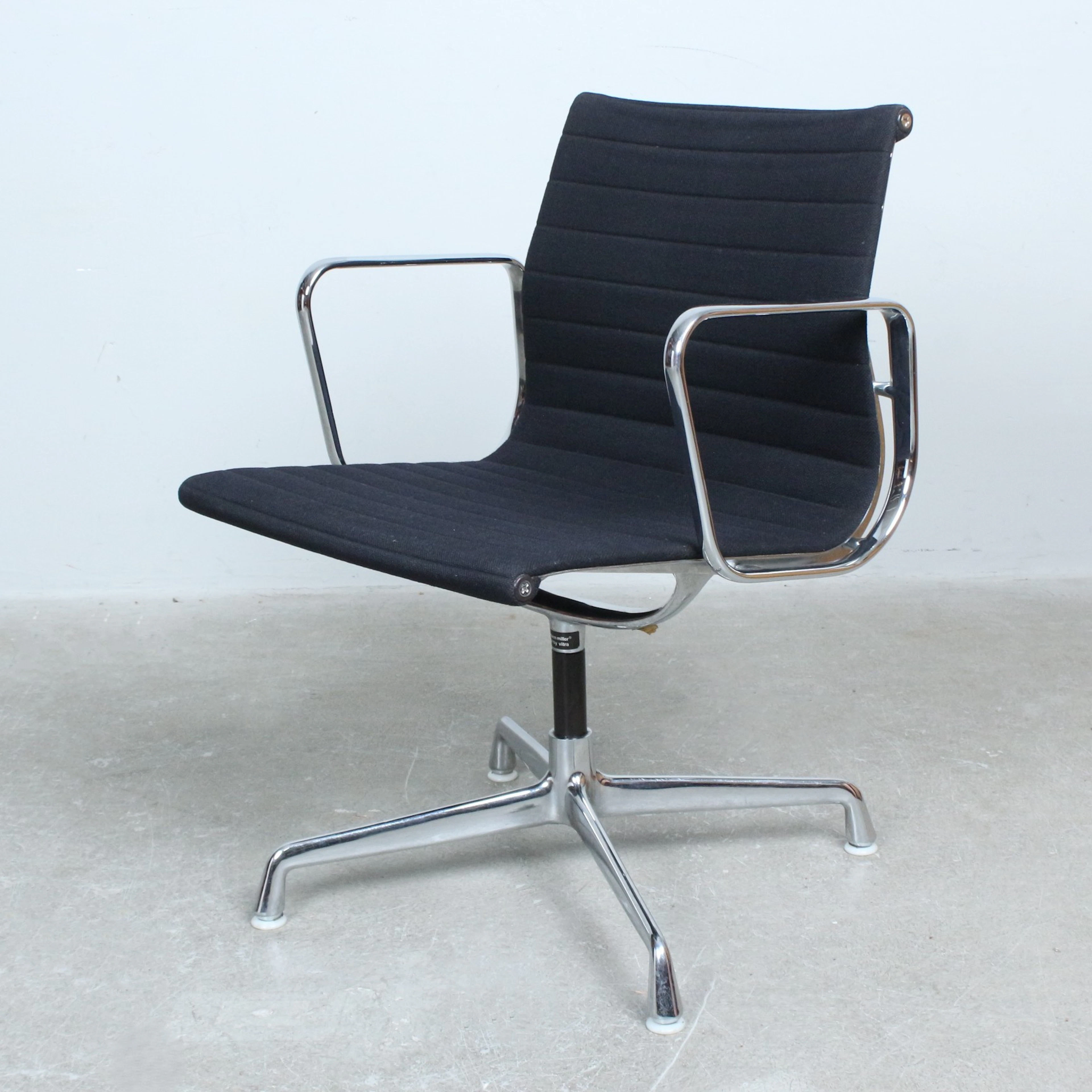 CHARLES & RAY EAMES. Vitra. Stuhl / Bürostuhl, Modell 'Alu Chair EA108'