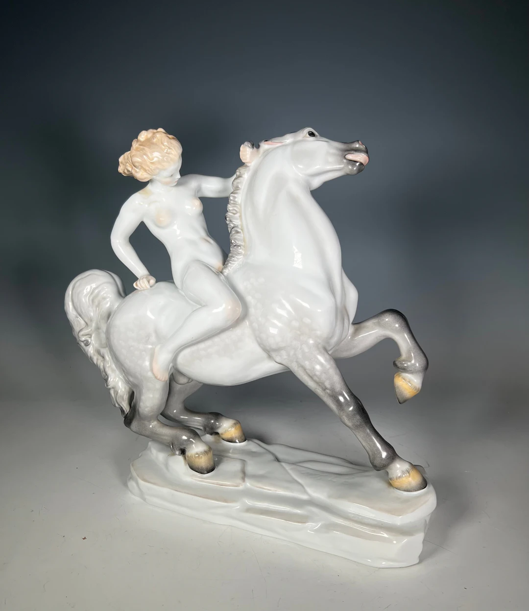 ÉVA B. LÖTE. für Herend. Große Porzellanfigur, '' Amazone auf Pferd
