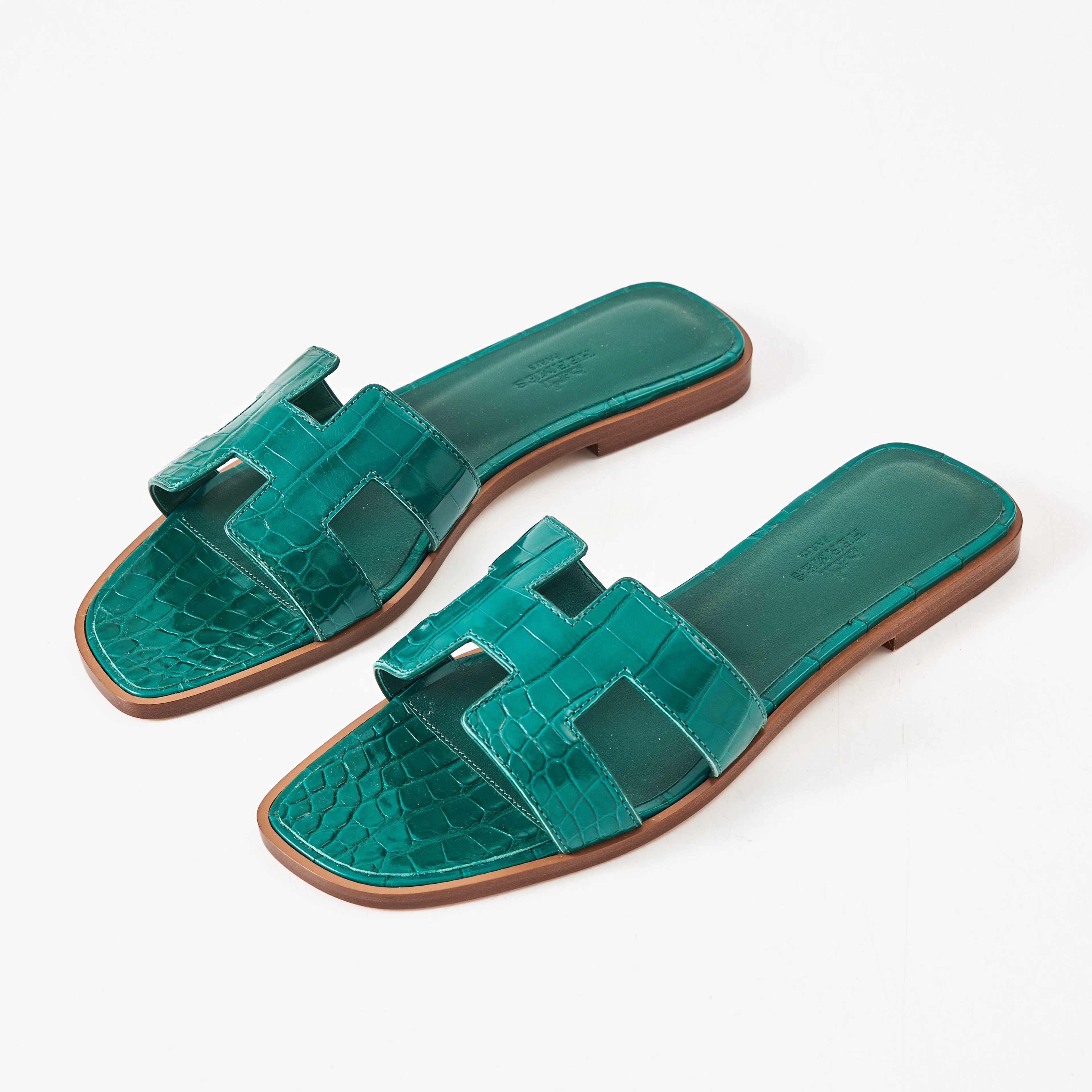 HERMÈS, "Oran sandals", smaragdgröna, patenterat krokodilskinn, storlek 38 1/2.