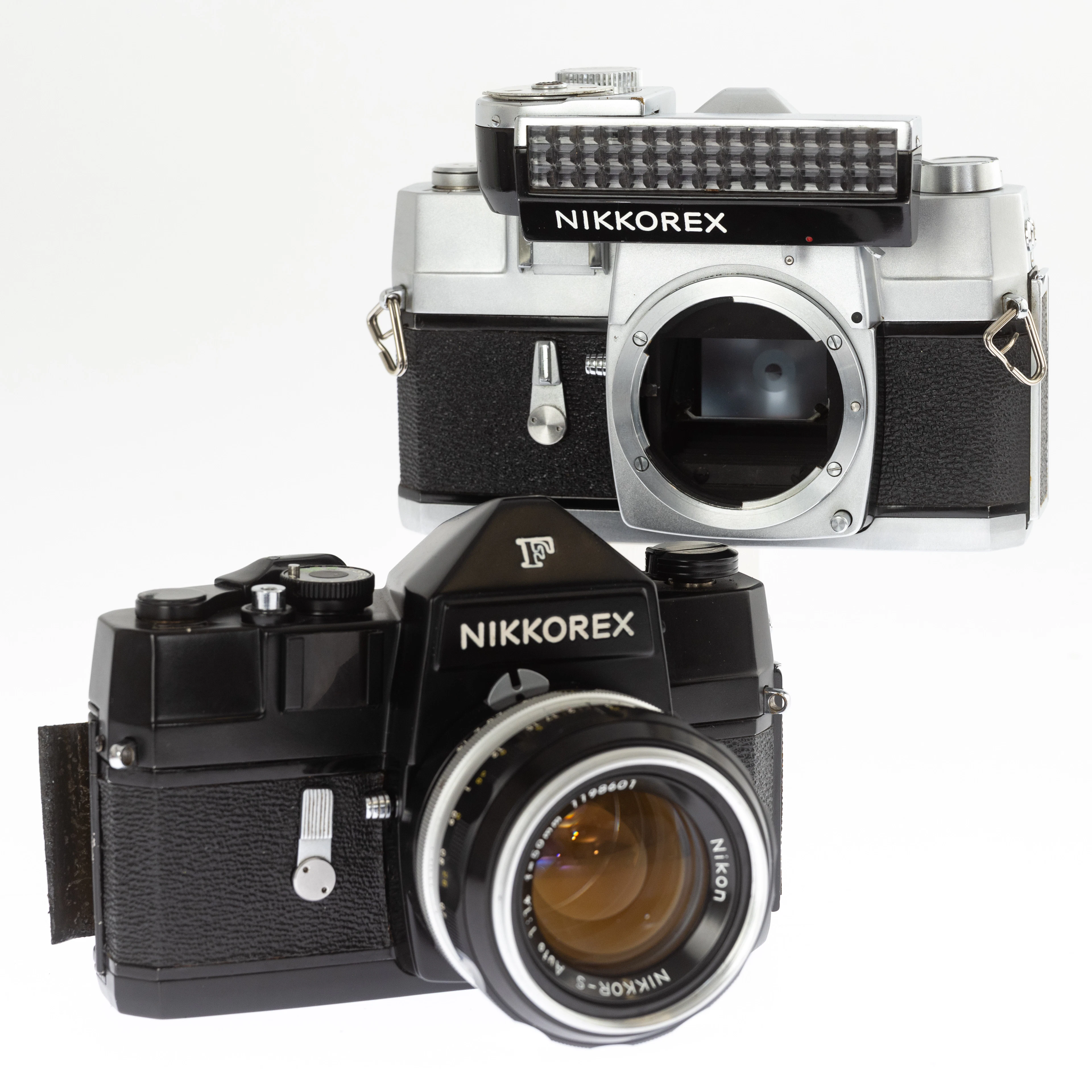 Zwei Nippon Kogaku ( Nikon ) Nikkorex F black / chrom ( SN 384294
