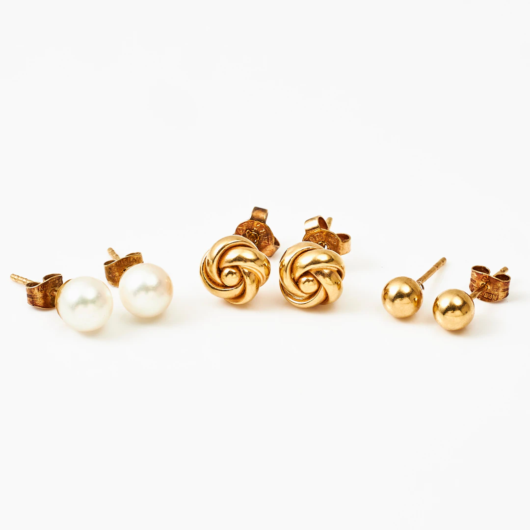ÖRHÄNGEN, 3 par, 18 k guld, odlade saltvattenspärlor, knutar resp. kulformade.