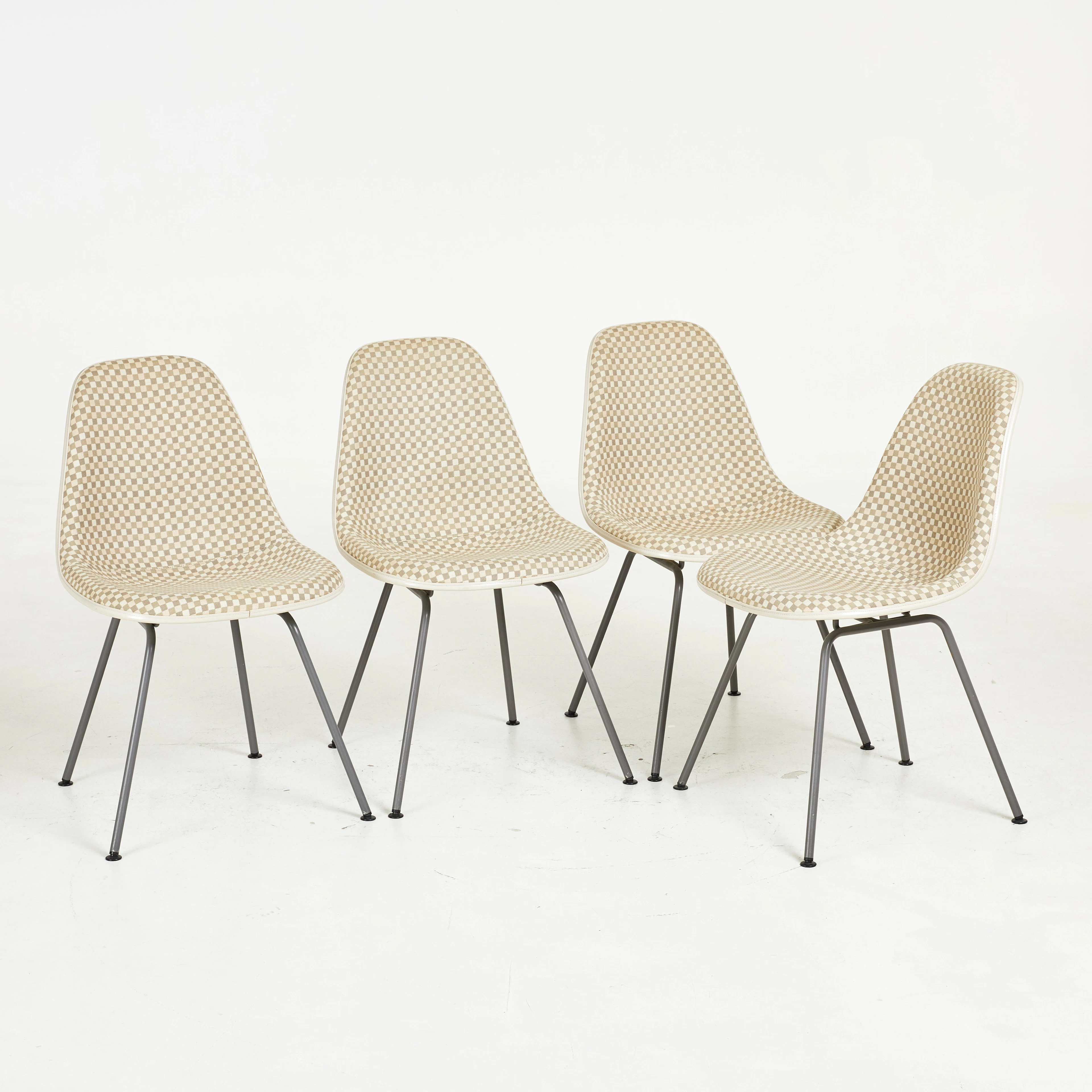 CHARLES & RAY EAMES. Stolar, 4 st, "Eames Fiberglass Chair DSX", skal