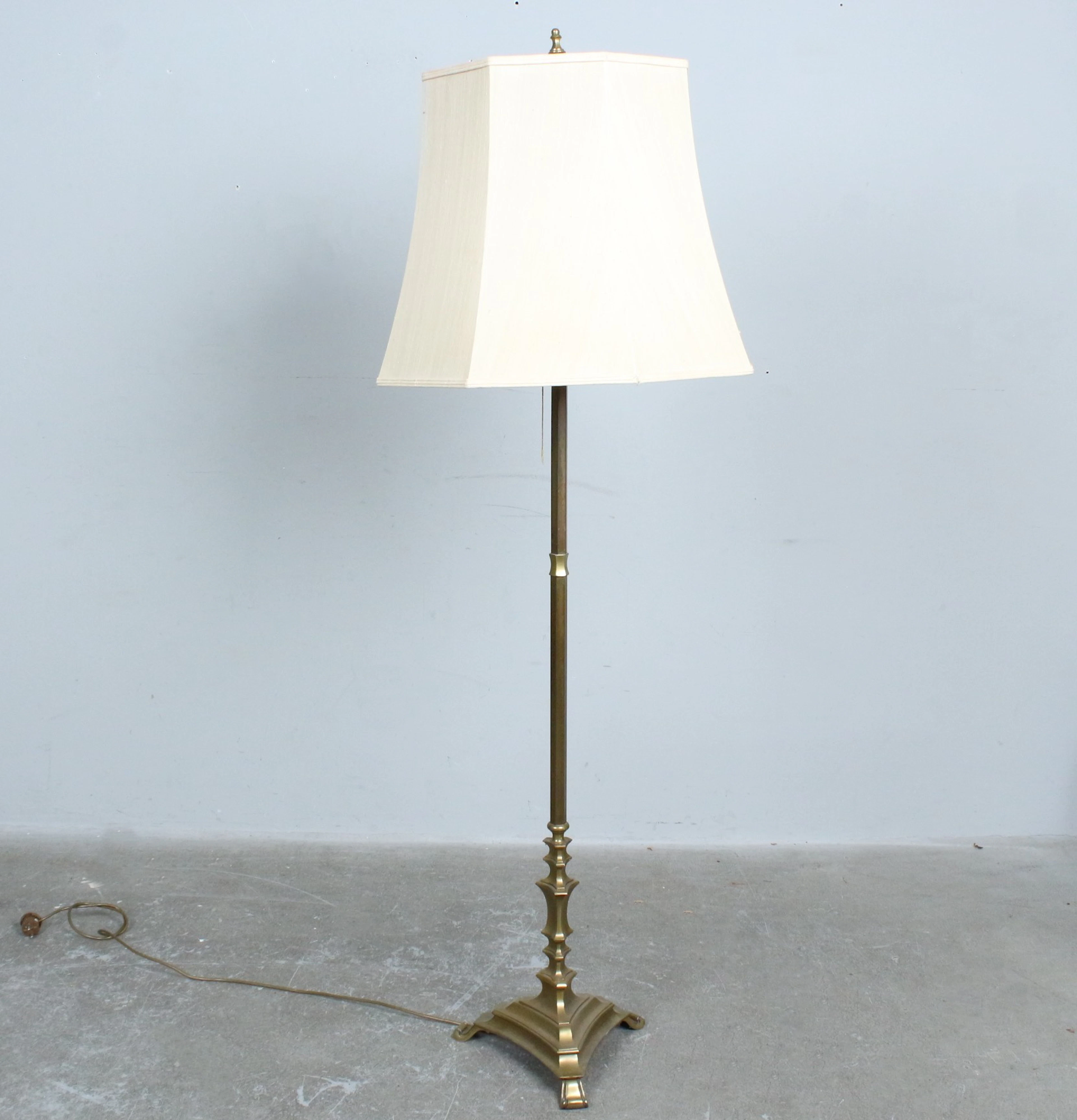Vintage-Stehlampe aus Messing mit einem quadratischen Fuß und einem