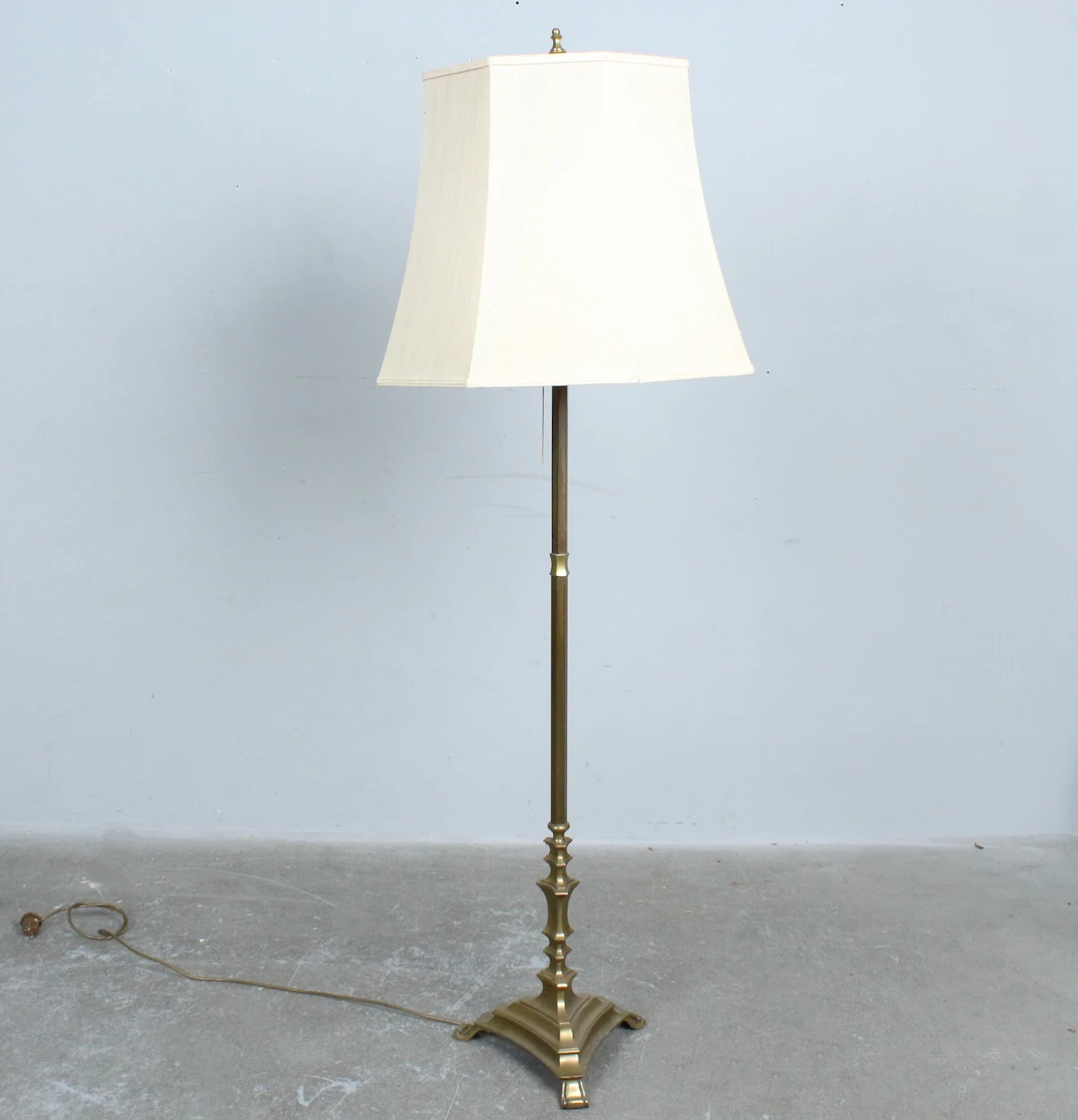 Vintage-Stehlampe aus Messing mit einem quadratischen Fuß und einem
