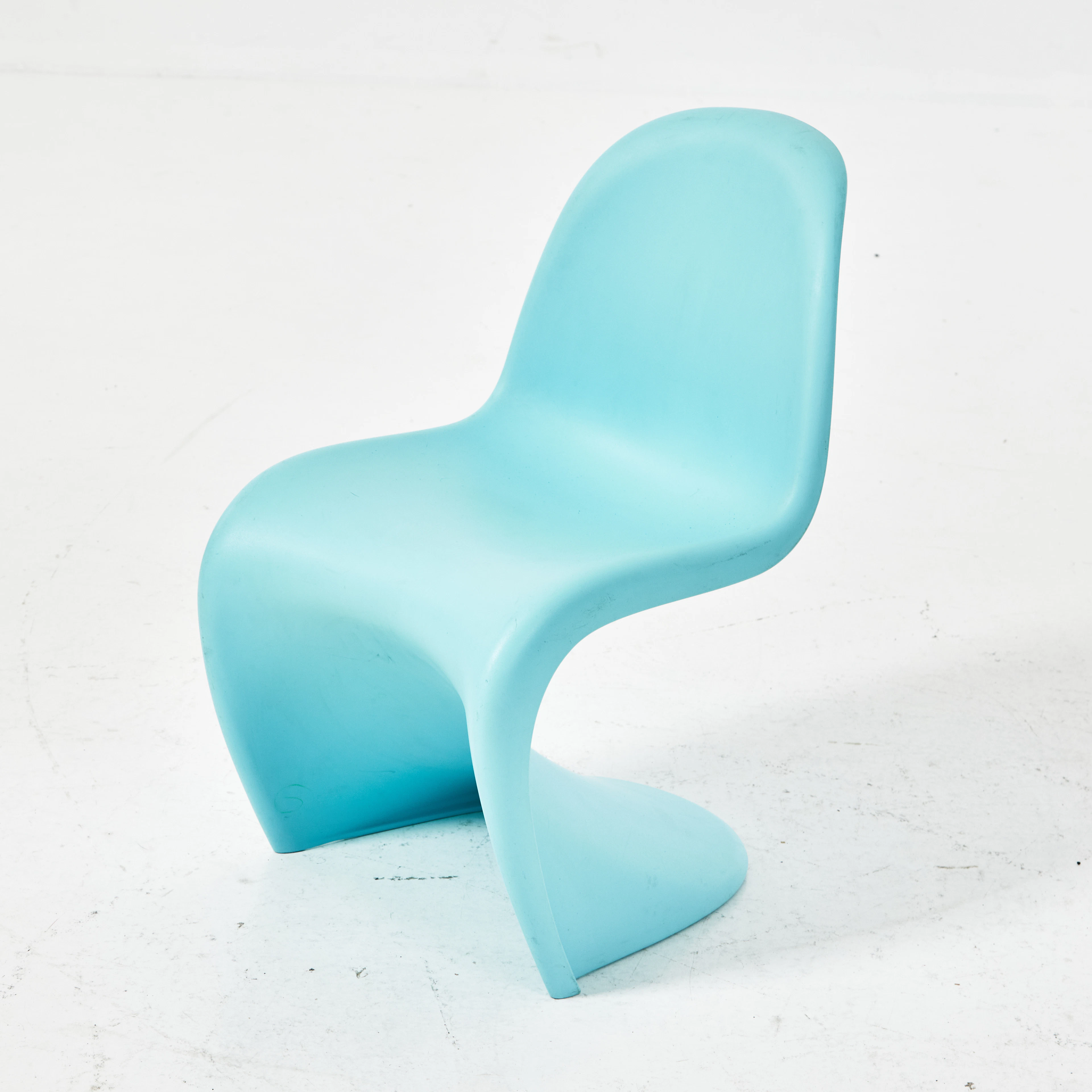 VERNER PANTON. barnstol, "Panton Chair Junior", plast i ljusblå kulör